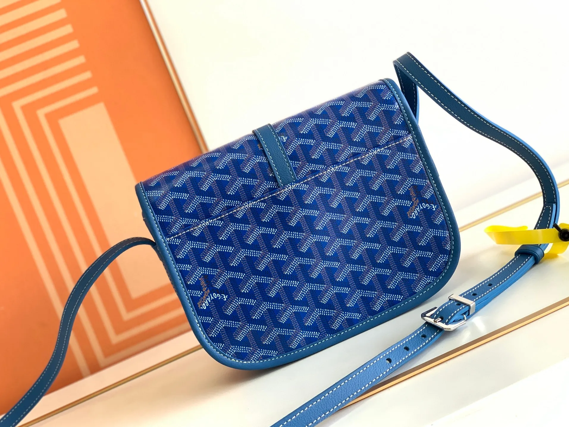 Fitted with a smart shoulder strap and secure closure system, the P1300 BELVÉDÉRE small bag is suitable for any occasion, simple and elegant yet lightweight and practical. Features multiple exterior and interior pockets to easily separate your belongings. Material: GOYARDINE canvas & DECIZE calf leather, detachable and adjustable shoulder strap, 🔎8016 SIZE: size, weight: 16X7X22