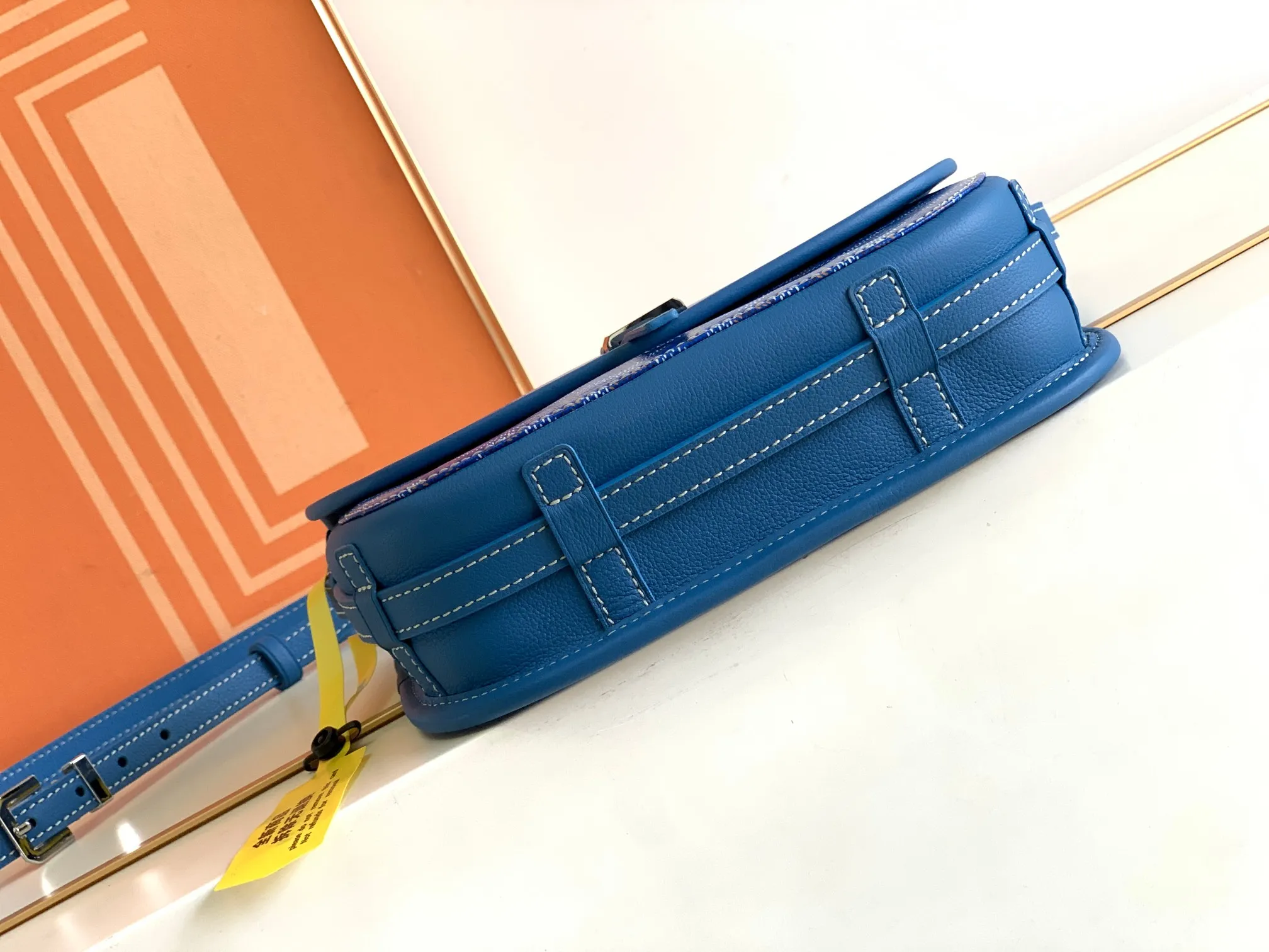 Fitted with a smart shoulder strap and secure closure system, the P1300 BELVÉDÉRE small bag is suitable for any occasion, simple and elegant yet lightweight and practical. Features multiple exterior and interior pockets to easily separate your belongings. Material: GOYARDINE canvas & DECIZE calf leather, detachable and adjustable shoulder strap, 🔎8016 SIZE: size, weight: 16X7X22