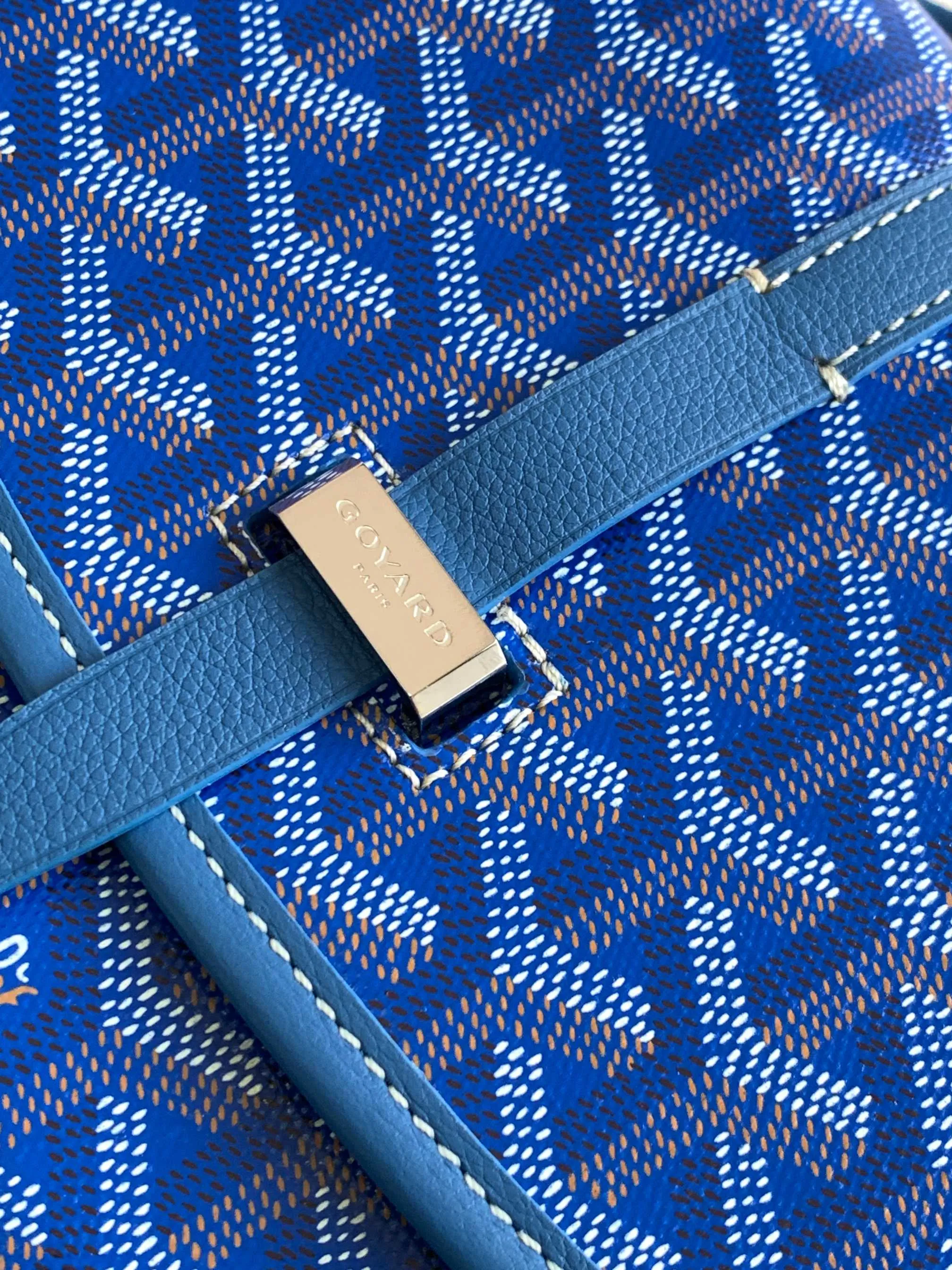Fitted with a smart shoulder strap and secure closure system, the P1300 BELVÉDÉRE small bag is suitable for any occasion, simple and elegant yet lightweight and practical. Features multiple exterior and interior pockets to easily separate your belongings. Material: GOYARDINE canvas & DECIZE calf leather, detachable and adjustable shoulder strap, 🔎8016 SIZE: size, weight: 16X7X22