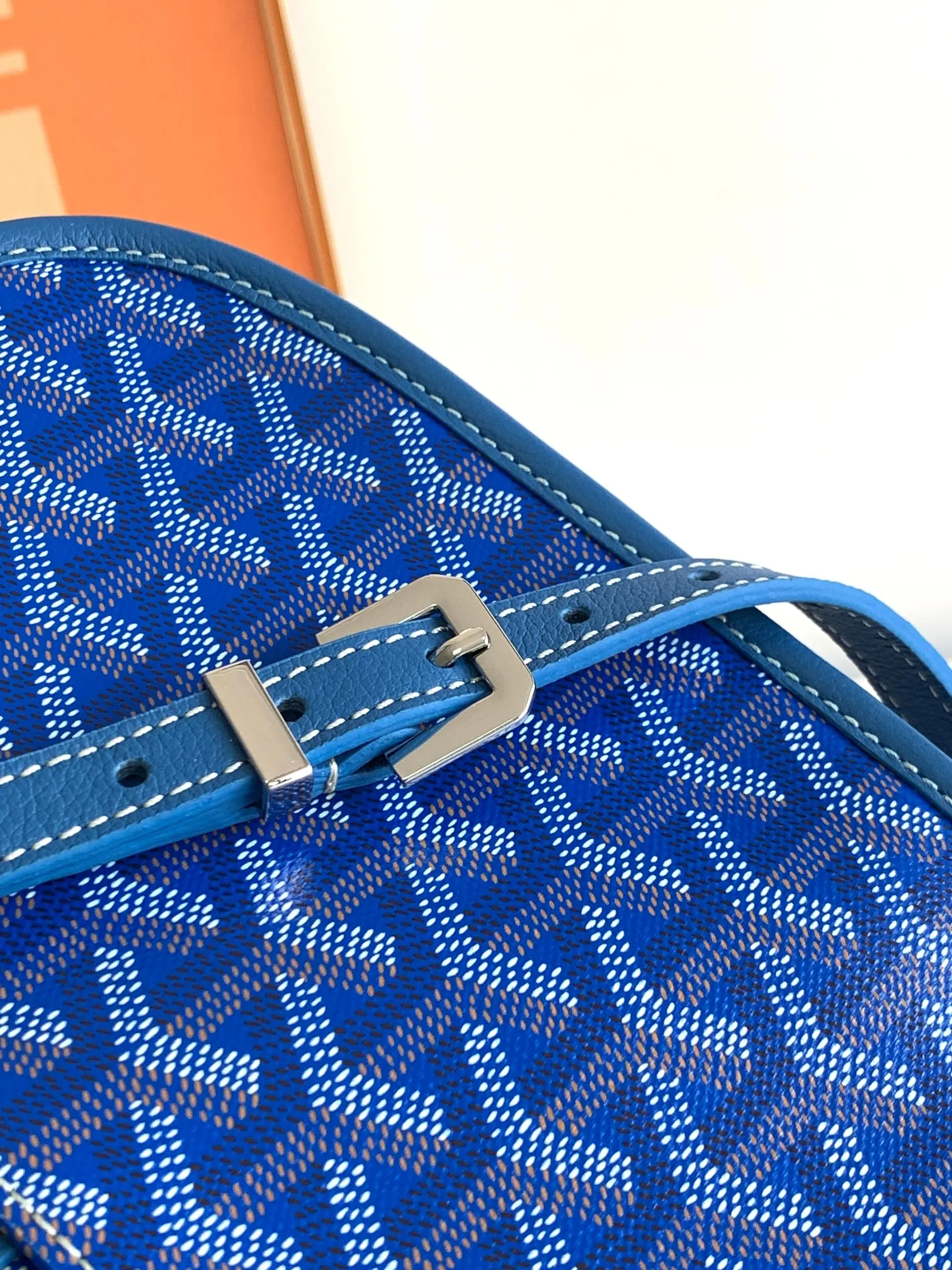 Fitted with a smart shoulder strap and secure closure system, the P1300 BELVÉDÉRE small bag is suitable for any occasion, simple and elegant yet lightweight and practical. Features multiple exterior and interior pockets to easily separate your belongings. Material: GOYARDINE canvas & DECIZE calf leather, detachable and adjustable shoulder strap, 🔎8016 SIZE: size, weight: 16X7X22