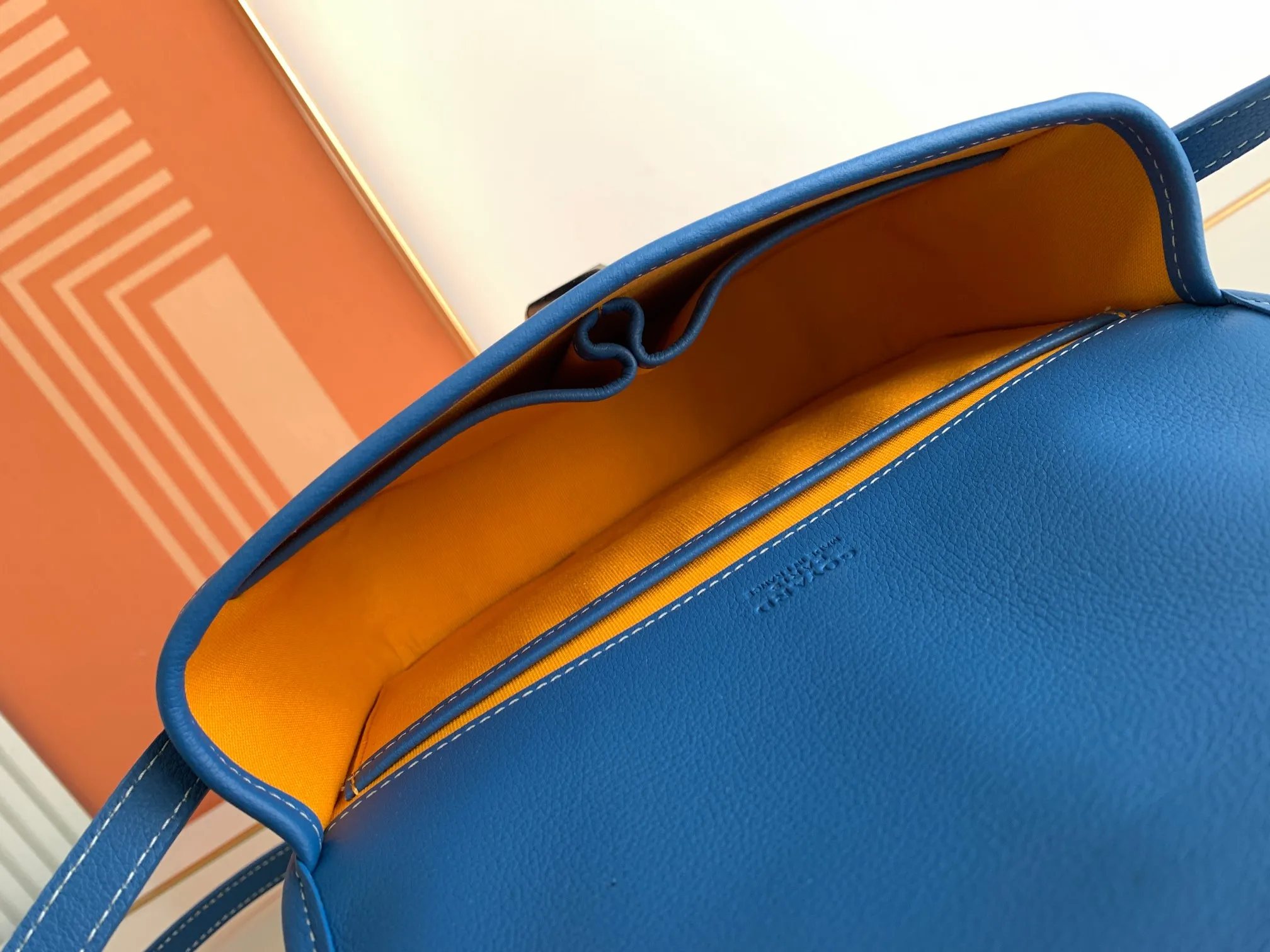 Fitted with a smart shoulder strap and secure closure system, the P1300 BELVÉDÉRE small bag is suitable for any occasion, simple and elegant yet lightweight and practical. Features multiple exterior and interior pockets to easily separate your belongings. Material: GOYARDINE canvas & DECIZE calf leather, detachable and adjustable shoulder strap, 🔎8016 SIZE: size, weight: 16X7X22
