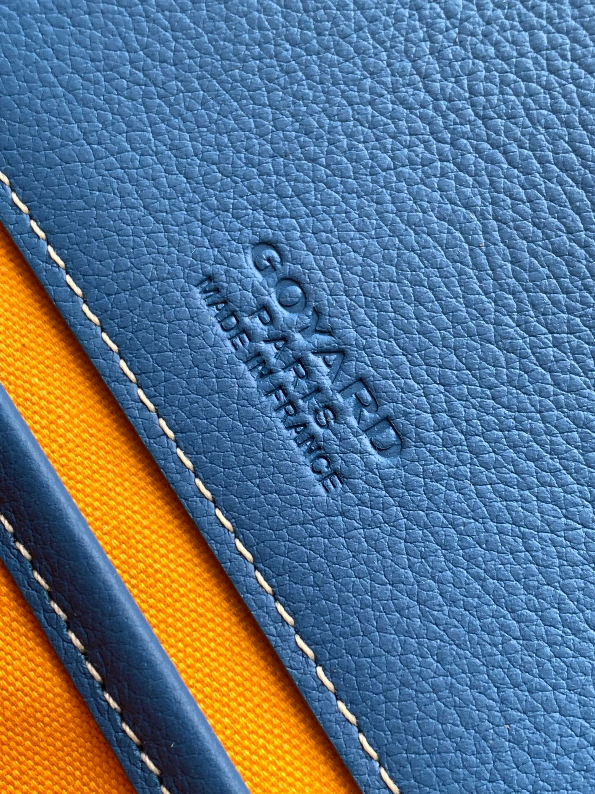 Fitted with a smart shoulder strap and secure closure system, the P1300 BELVÉDÉRE small bag is suitable for any occasion, simple and elegant yet lightweight and practical. Features multiple exterior and interior pockets to easily separate your belongings. Material: GOYARDINE canvas & DECIZE calf leather, detachable and adjustable shoulder strap, 🔎8016 SIZE: size, weight: 16X7X22