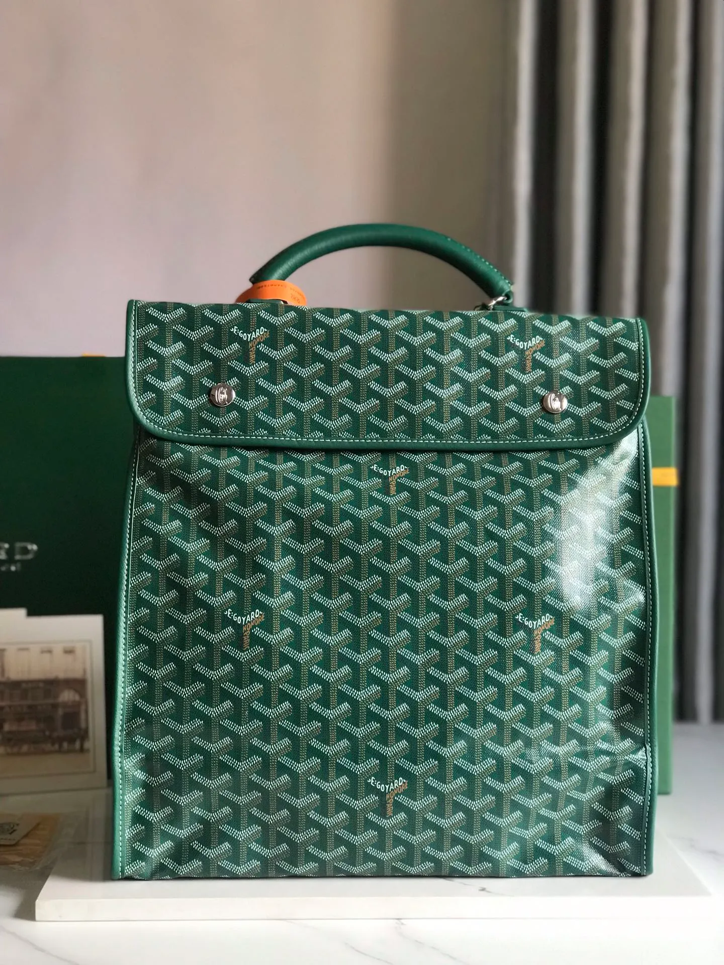 P1440 Green, the Saint Léger backpack is the ideal travel companion: it has large pockets both inside and outside, making it lightweight and practical. The snaps located on the back of the bag allow it to be folded completely and stored easily in a suitcase. Its removable straps can be used to easily transform the backpack.  37 cm x 15 cm x 34 cm comes with gift bag, 🔎020191