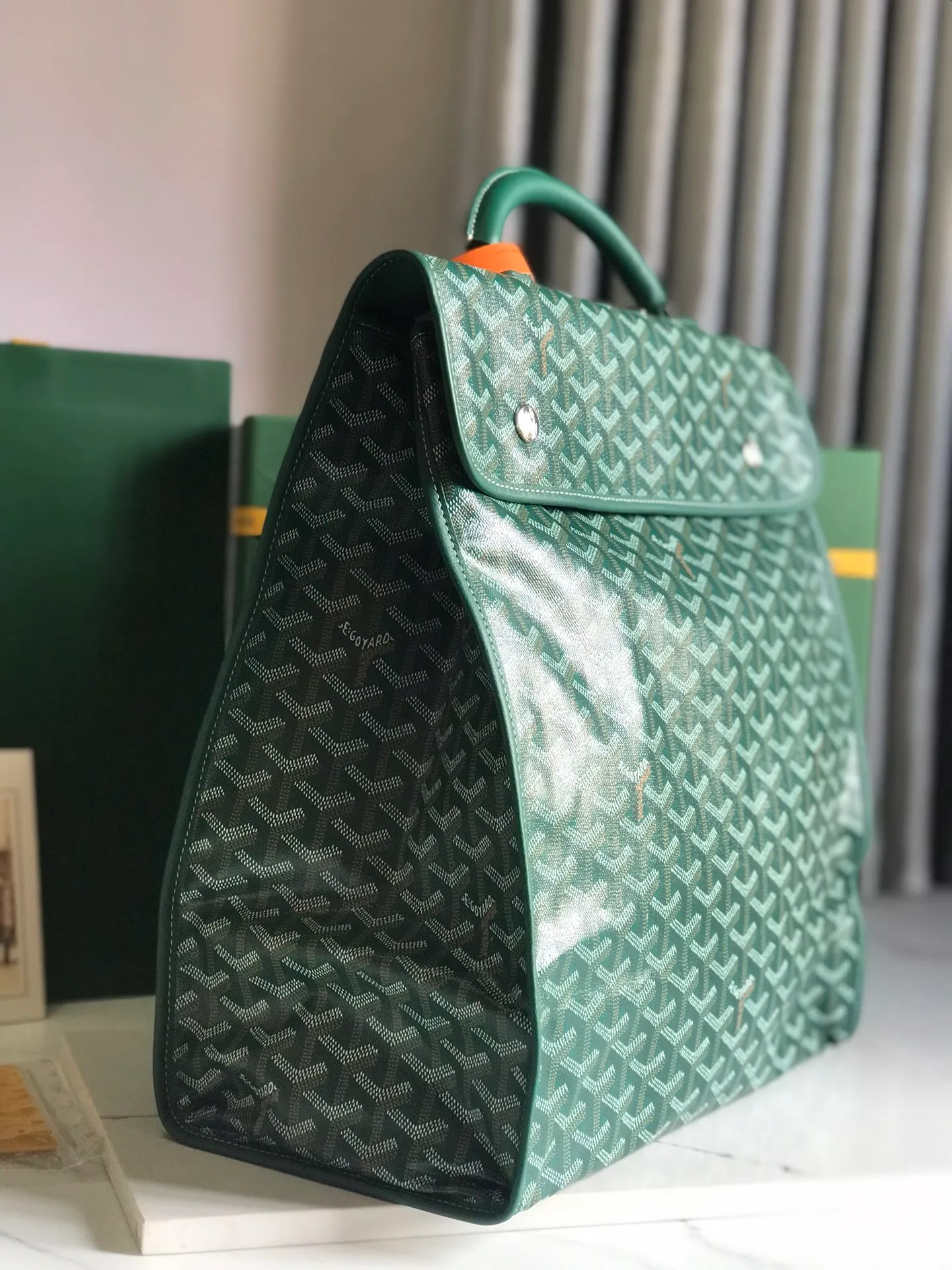 P1440 Green, the Saint Léger backpack is the ideal travel companion: it has large pockets both inside and outside, making it lightweight and practical. The snaps located on the back of the bag allow it to be folded completely and stored easily in a suitcase. Its removable straps can be used to easily transform the backpack.  37 cm x 15 cm x 34 cm comes with gift bag, 🔎020191
