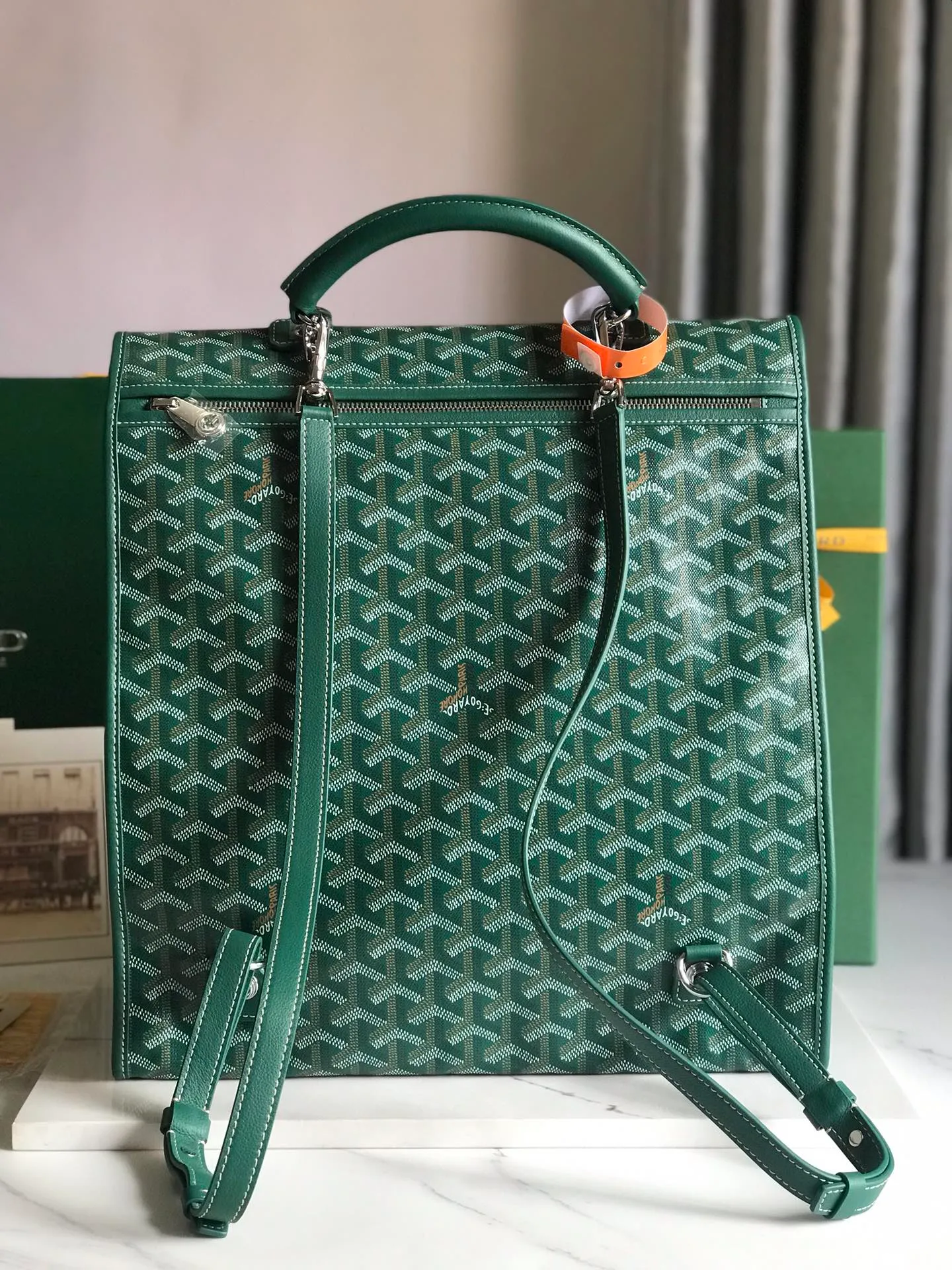P1440 Green, the Saint Léger backpack is the ideal travel companion: it has large pockets both inside and outside, making it lightweight and practical. The snaps located on the back of the bag allow it to be folded completely and stored easily in a suitcase. Its removable straps can be used to easily transform the backpack.  37 cm x 15 cm x 34 cm comes with gift bag, 🔎020191