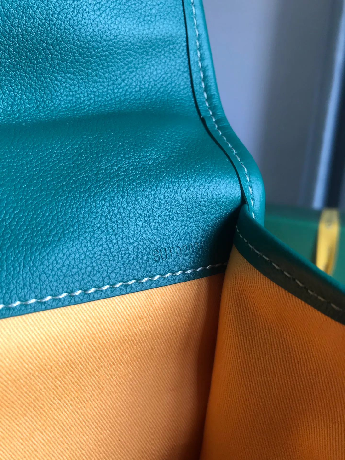 P1440 Green, the Saint Léger backpack is the ideal travel companion: it has large pockets both inside and outside, making it lightweight and practical. The snaps located on the back of the bag allow it to be folded completely and stored easily in a suitcase. Its removable straps can be used to easily transform the backpack.  37 cm x 15 cm x 34 cm comes with gift bag, 🔎020191