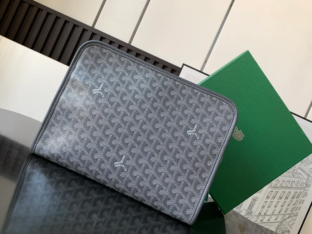 The P980Jouvence Large Toiletries Bag is designed to be very practical, allowing the contents to be placed upright to avoid any spillage of liquids. Its waterproof cotton lining is easy to clean and you can hang it anywhere with its exterior hanging loop.   23 cm x 7.5 cm x 29.5 cm 🔎020206-grey