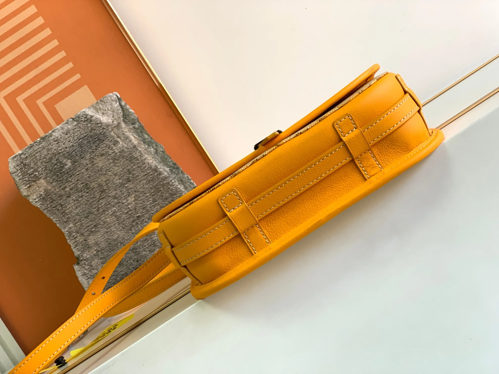 P1300🉐BELVÉDÉRE small bag is equipped with smart shoulder straps and secure closure system, suitable for various occasions, simple and elegant, lightweight and practical. Features multiple exterior and interior pockets to easily separate your belongings. Material: GOYARDINE canvas & DECIZE calf leather, detachable and adjustable shoulder strap, search code: 8016 pebbled pattern SIZE: size, weight: 16X7X22 (CM)
