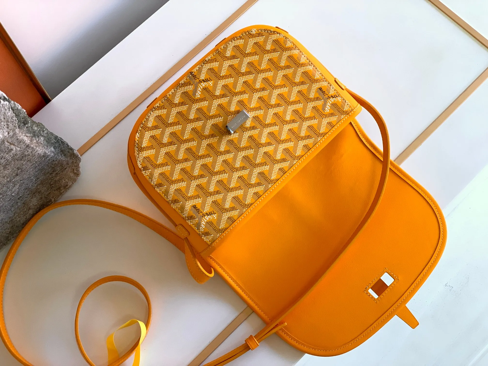 P1300🉐BELVÉDÉRE small bag is equipped with smart shoulder straps and secure closure system, suitable for various occasions, simple and elegant, lightweight and practical. Features multiple exterior and interior pockets to easily separate your belongings. Material: GOYARDINE canvas & DECIZE calf leather, detachable and adjustable shoulder strap, search code: 8016 pebbled pattern SIZE: size, weight: 16X7X22 (CM)
