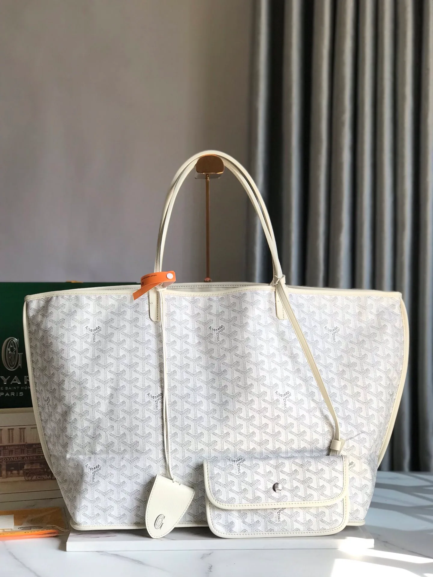 P1500 large size ❤️Reversible Anjou double-sided tote large size ❤️Made of imported matching top-layer calfskin🐂➕Customized Goyardine rain dew cotton and linen➕matching symmetrical pattern😘 Full of high-end sense, any color will look good on the upper body, versatile, unisex.👏 Extra large built-in space, delivery coin purse, upgraded delivery bag with sealing clip, classic 11 colors 🎨black, brown, gray, green, dark blue, light blue, orange, red, burgundy, white, yellow, etc. to choose from! Size: Bag mouth 57cm, bottom 39*height 32*bottom width 19cm 🔎020166