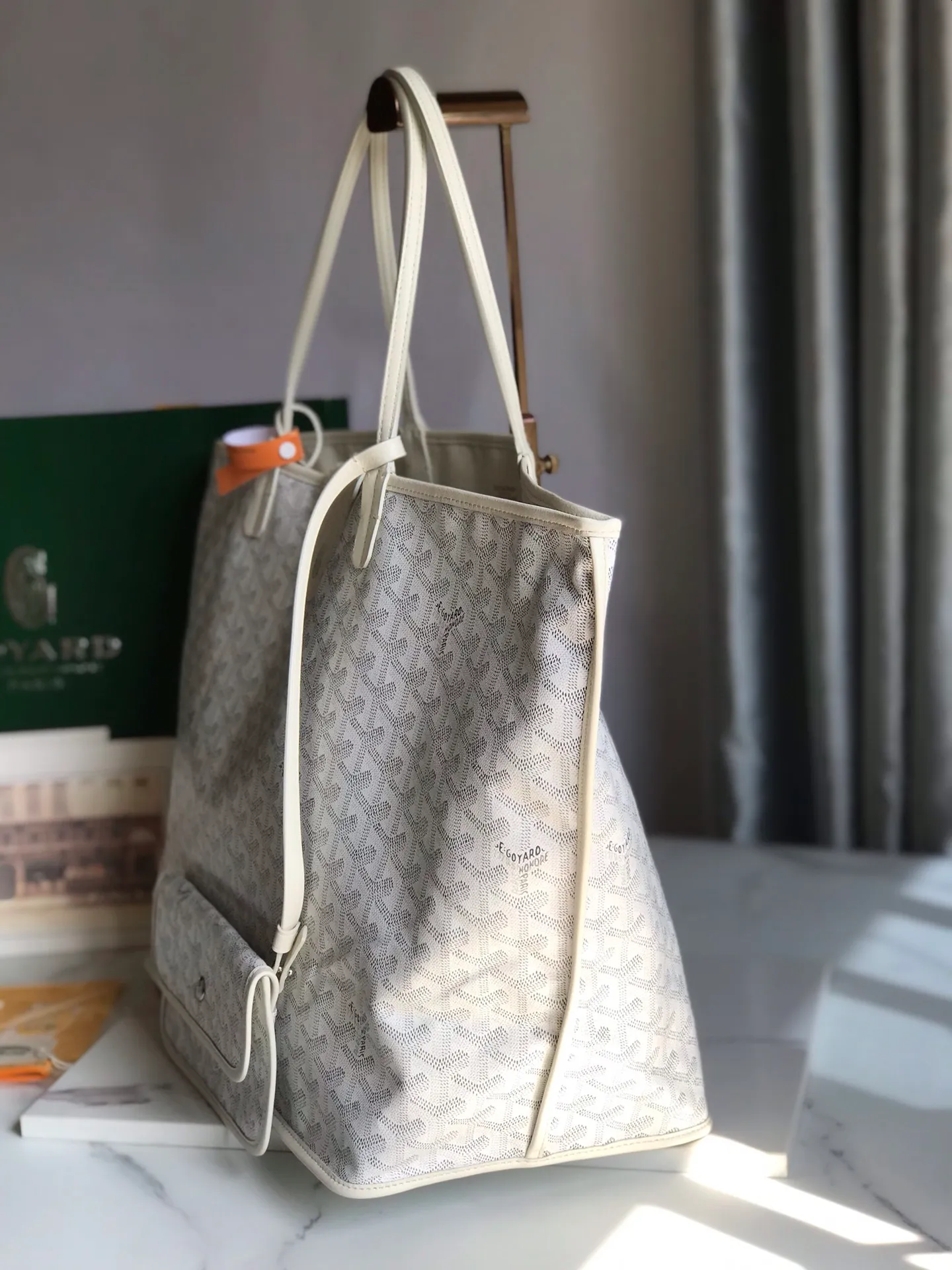 P1500 large size ❤️Reversible Anjou double-sided tote large size ❤️Made of imported matching top-layer calfskin🐂➕Customized Goyardine rain dew cotton and linen➕matching symmetrical pattern😘 Full of high-end sense, any color will look good on the upper body, versatile, unisex.👏 Extra large built-in space, delivery coin purse, upgraded delivery bag with sealing clip, classic 11 colors 🎨black, brown, gray, green, dark blue, light blue, orange, red, burgundy, white, yellow, etc. to choose from! Size: Bag mouth 57cm, bottom 39*height 32*bottom width 19cm 🔎020166