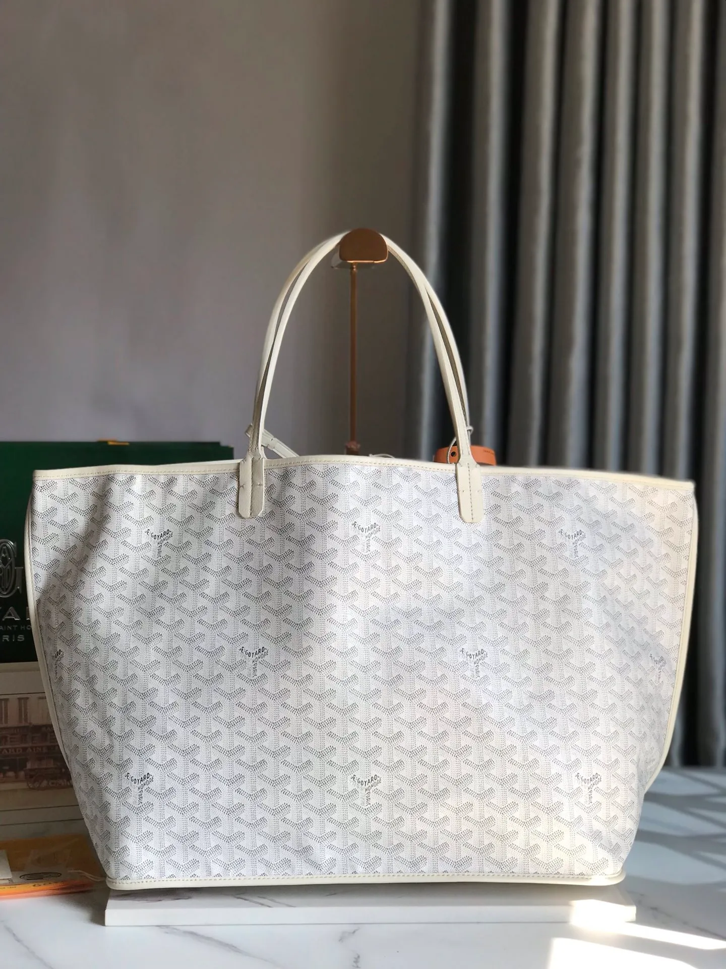 P1500 large size ❤️Reversible Anjou double-sided tote large size ❤️Made of imported matching top-layer calfskin🐂➕Customized Goyardine rain dew cotton and linen➕matching symmetrical pattern😘 Full of high-end sense, any color will look good on the upper body, versatile, unisex.👏 Extra large built-in space, delivery coin purse, upgraded delivery bag with sealing clip, classic 11 colors 🎨black, brown, gray, green, dark blue, light blue, orange, red, burgundy, white, yellow, etc. to choose from! Size: Bag mouth 57cm, bottom 39*height 32*bottom width 19cm 🔎020166