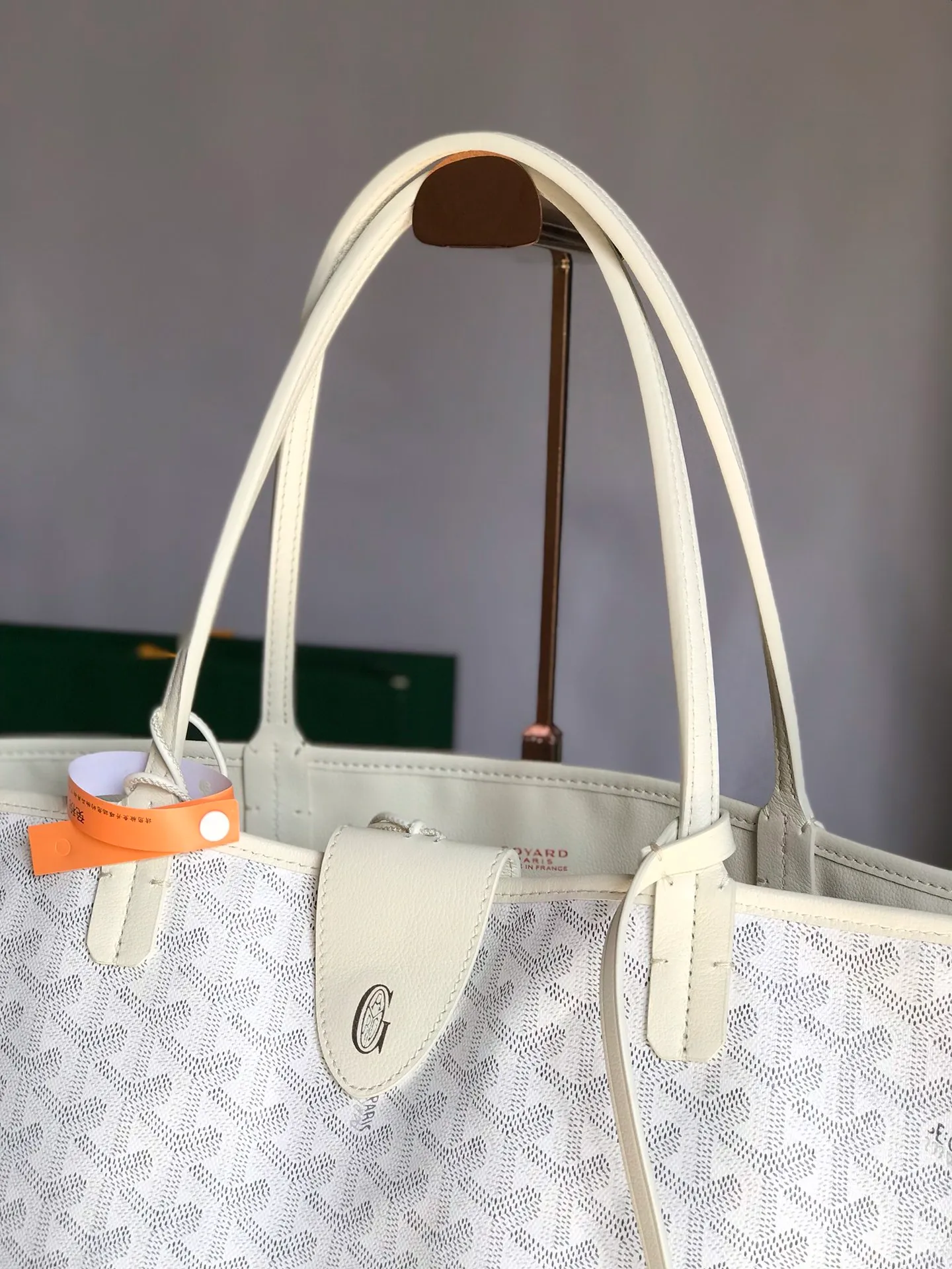 P1500 large size ❤️Reversible Anjou double-sided tote large size ❤️Made of imported matching top-layer calfskin🐂➕Customized Goyardine rain dew cotton and linen➕matching symmetrical pattern😘 Full of high-end sense, any color will look good on the upper body, versatile, unisex.👏 Extra large built-in space, delivery coin purse, upgraded delivery bag with sealing clip, classic 11 colors 🎨black, brown, gray, green, dark blue, light blue, orange, red, burgundy, white, yellow, etc. to choose from! Size: Bag mouth 57cm, bottom 39*height 32*bottom width 19cm 🔎020166