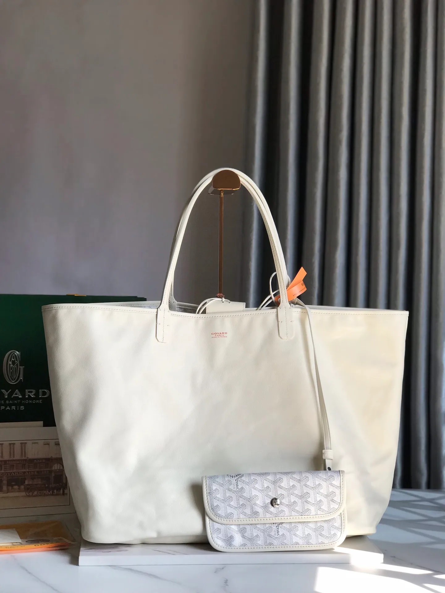 P1500 large size ❤️Reversible Anjou double-sided tote large size ❤️Made of imported matching top-layer calfskin🐂➕Customized Goyardine rain dew cotton and linen➕matching symmetrical pattern😘 Full of high-end sense, any color will look good on the upper body, versatile, unisex.👏 Extra large built-in space, delivery coin purse, upgraded delivery bag with sealing clip, classic 11 colors 🎨black, brown, gray, green, dark blue, light blue, orange, red, burgundy, white, yellow, etc. to choose from! Size: Bag mouth 57cm, bottom 39*height 32*bottom width 19cm 🔎020166