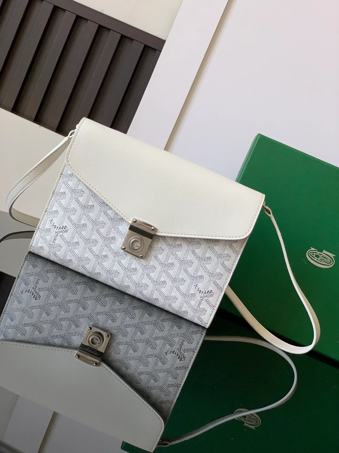 The design of the P1260 Chypre crossbody bag has the characteristics of a wallet and the concept of a handbag, which is both clever and practical. The bag has 6 card slots and a detachable and adjustable leather shoulder strap that can be worn on the shoulder, cross-body or hand-carried. 21 cm x 4 cm x 16 cm 🔎8063-White