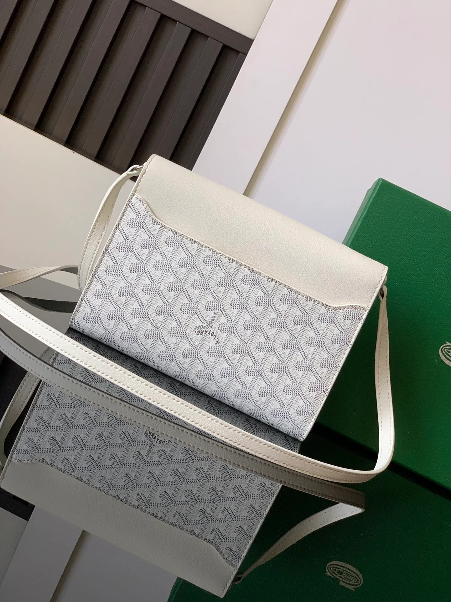 The design of the P1260 Chypre crossbody bag has the characteristics of a wallet and the concept of a handbag, which is both clever and practical. The bag has 6 card slots and a detachable and adjustable leather shoulder strap that can be worn on the shoulder, cross-body or hand-carried. 21 cm x 4 cm x 16 cm 🔎8063-White