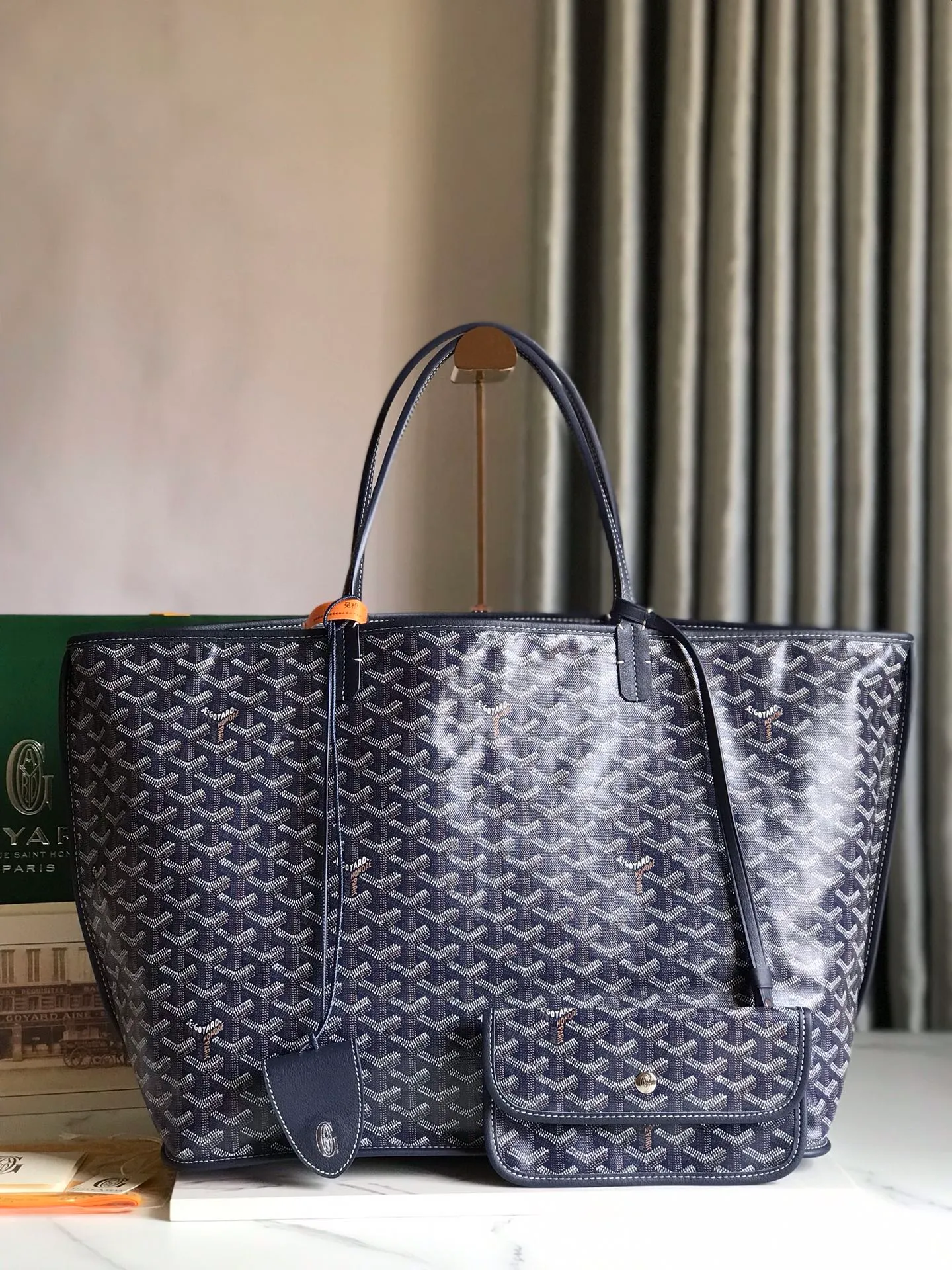 P1500 large size❤️Reversible Anjou double-sided tote❤️Made of imported matching top-layer calfskin🐂➕Customized Goyardine rain dew cotton and linen➕matching symmetrical pattern😘 Full of high-end sense, it looks good in any color and is versatile, unisex.👏 Extra large built-in space, delivery coin purse, upgraded delivery bag with sealing clip, classic 11 colors 🎨black, brown, gray, green, dark blue, light blue, orange, red, burgundy, white, yellow, etc. to choose from! Size: Bag mouth 57cm, bottom 39*height 32*bottom width 19cm 🔎020166