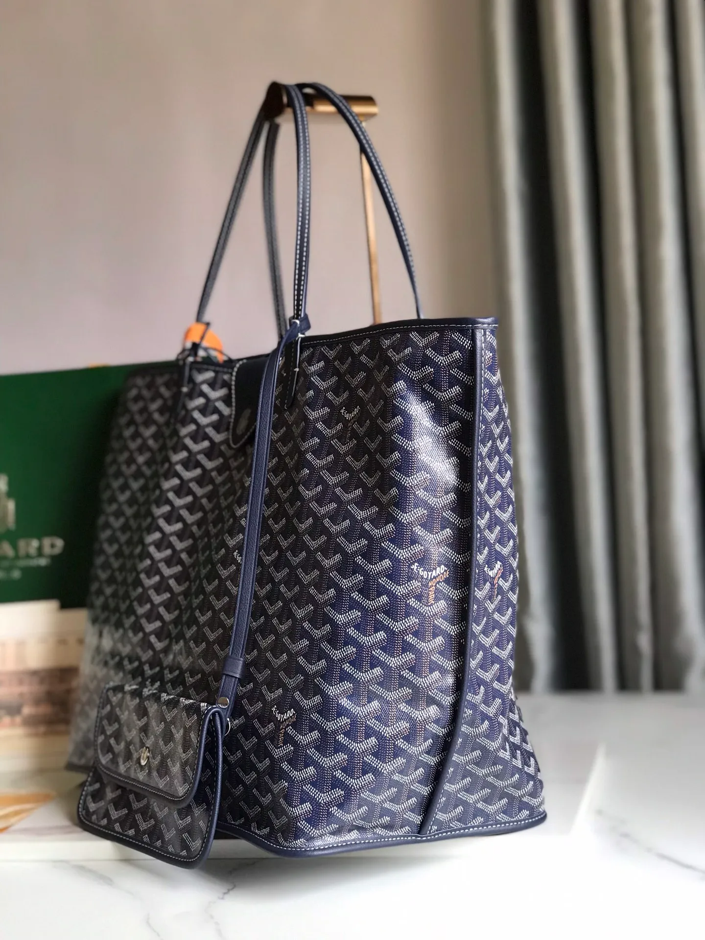 P1500 large size❤️Reversible Anjou double-sided tote❤️Made of imported matching top-layer calfskin🐂➕Customized Goyardine rain dew cotton and linen➕matching symmetrical pattern😘 Full of high-end sense, it looks good in any color and is versatile, unisex.👏 Extra large built-in space, delivery coin purse, upgraded delivery bag with sealing clip, classic 11 colors 🎨black, brown, gray, green, dark blue, light blue, orange, red, burgundy, white, yellow, etc. to choose from! Size: Bag mouth 57cm, bottom 39*height 32*bottom width 19cm 🔎020166