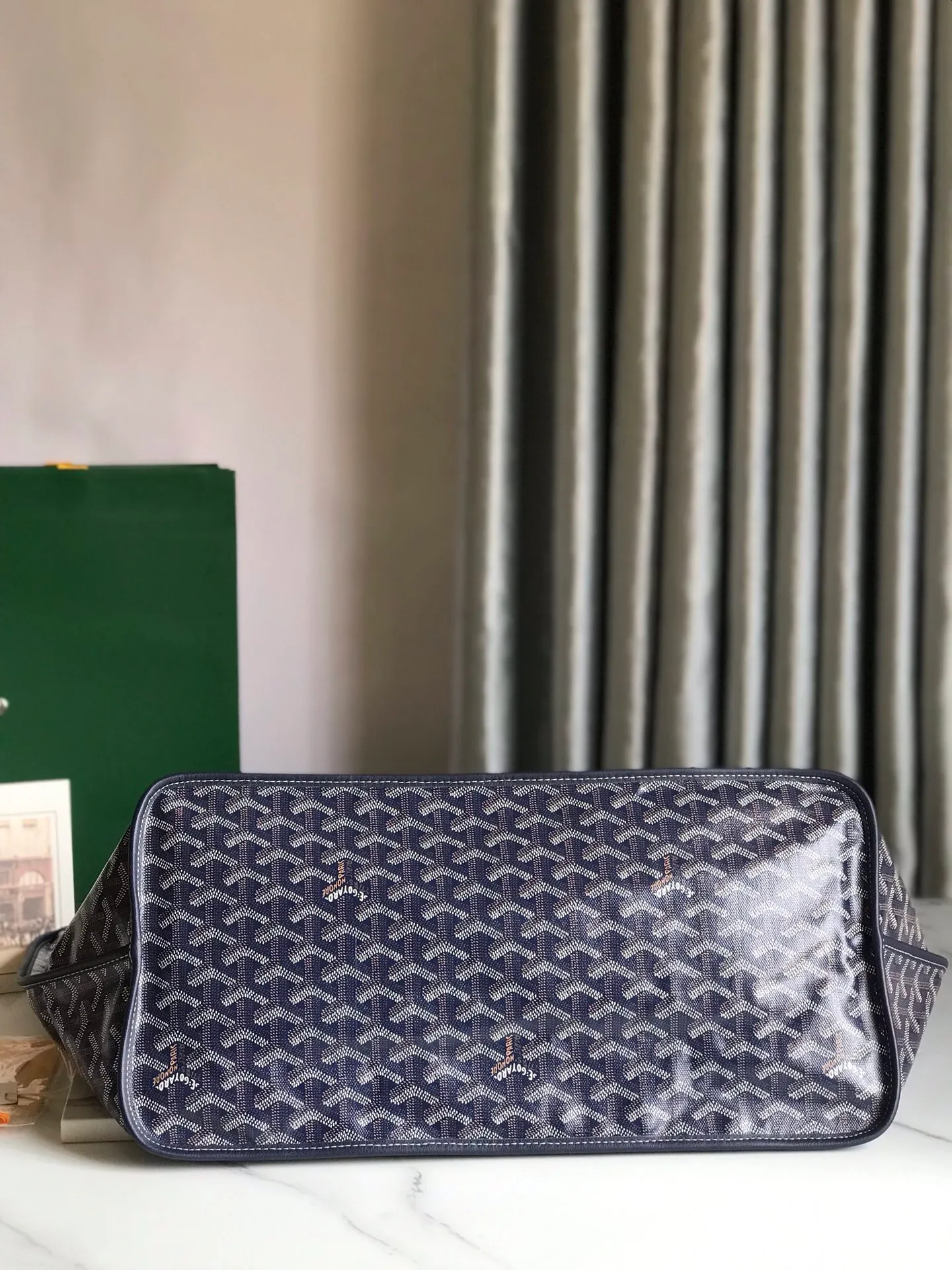 P1500 large size❤️Reversible Anjou double-sided tote❤️Made of imported matching top-layer calfskin🐂➕Customized Goyardine rain dew cotton and linen➕matching symmetrical pattern😘 Full of high-end sense, it looks good in any color and is versatile, unisex.👏 Extra large built-in space, delivery coin purse, upgraded delivery bag with sealing clip, classic 11 colors 🎨black, brown, gray, green, dark blue, light blue, orange, red, burgundy, white, yellow, etc. to choose from! Size: Bag mouth 57cm, bottom 39*height 32*bottom width 19cm 🔎020166