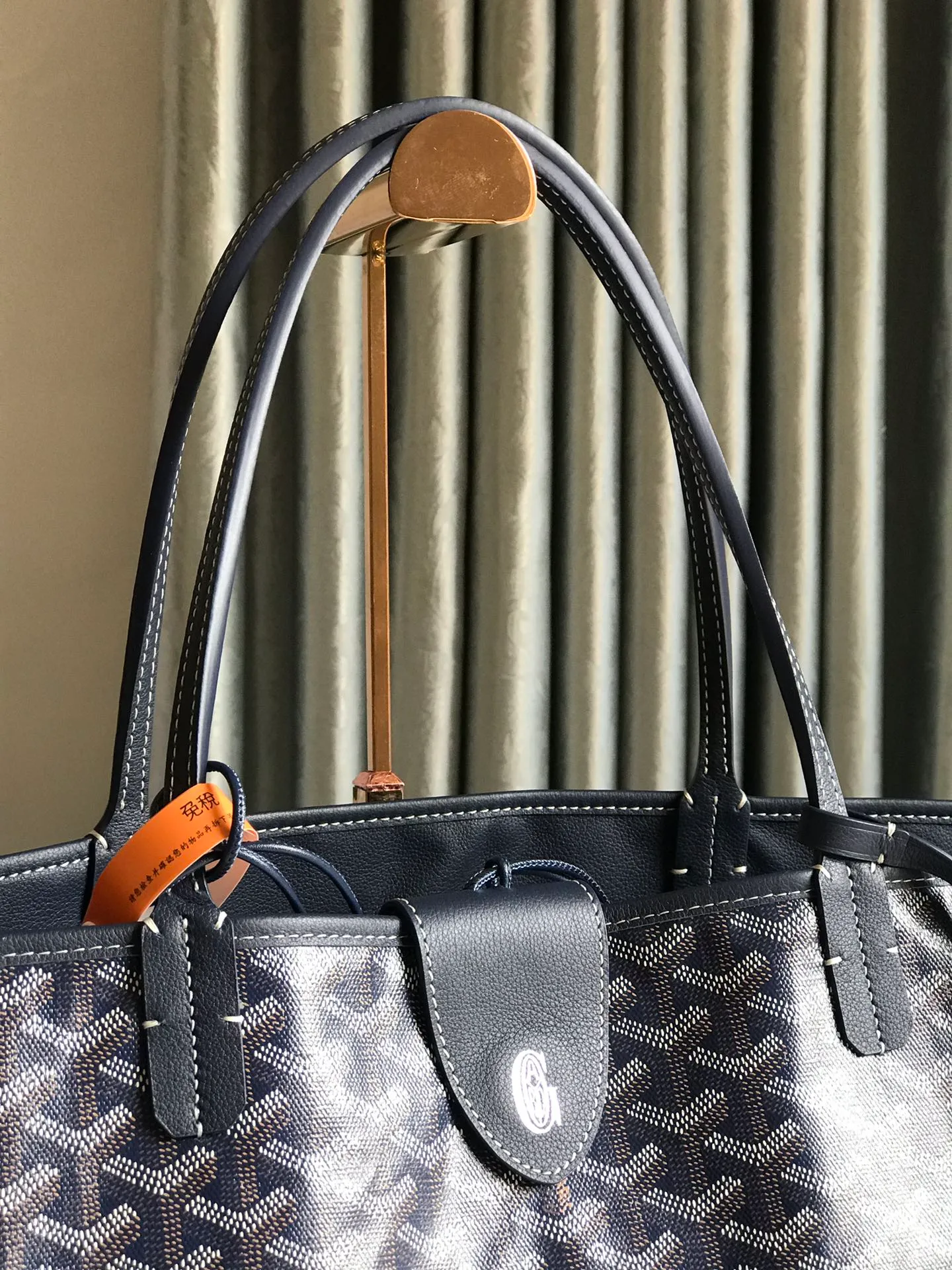 P1500 large size❤️Reversible Anjou double-sided tote❤️Made of imported matching top-layer calfskin🐂➕Customized Goyardine rain dew cotton and linen➕matching symmetrical pattern😘 Full of high-end sense, it looks good in any color and is versatile, unisex.👏 Extra large built-in space, delivery coin purse, upgraded delivery bag with sealing clip, classic 11 colors 🎨black, brown, gray, green, dark blue, light blue, orange, red, burgundy, white, yellow, etc. to choose from! Size: Bag mouth 57cm, bottom 39*height 32*bottom width 19cm 🔎020166