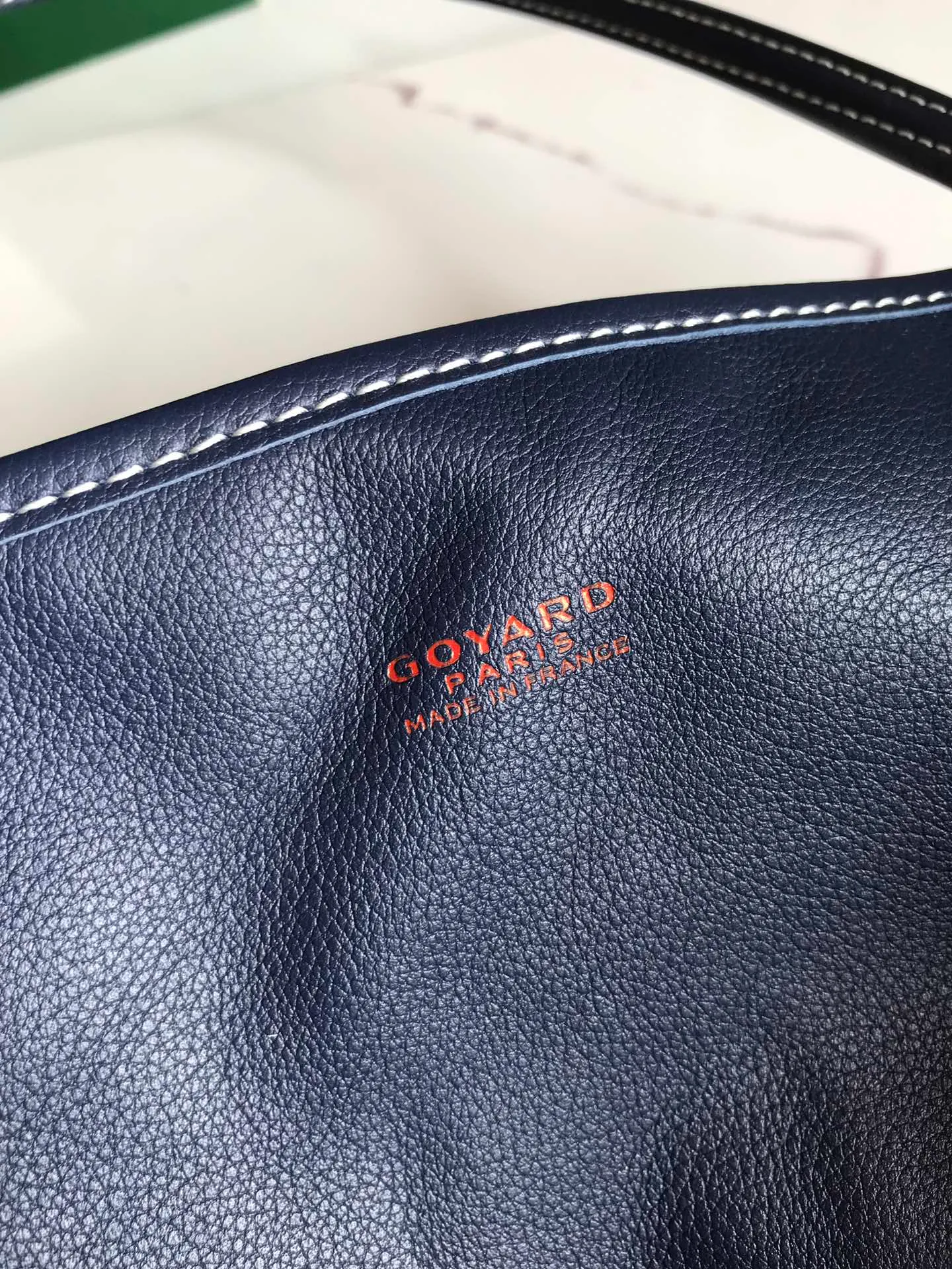 P1500 large size❤️Reversible Anjou double-sided tote❤️Made of imported matching top-layer calfskin🐂➕Customized Goyardine rain dew cotton and linen➕matching symmetrical pattern😘 Full of high-end sense, it looks good in any color and is versatile, unisex.👏 Extra large built-in space, delivery coin purse, upgraded delivery bag with sealing clip, classic 11 colors 🎨black, brown, gray, green, dark blue, light blue, orange, red, burgundy, white, yellow, etc. to choose from! Size: Bag mouth 57cm, bottom 39*height 32*bottom width 19cm 🔎020166