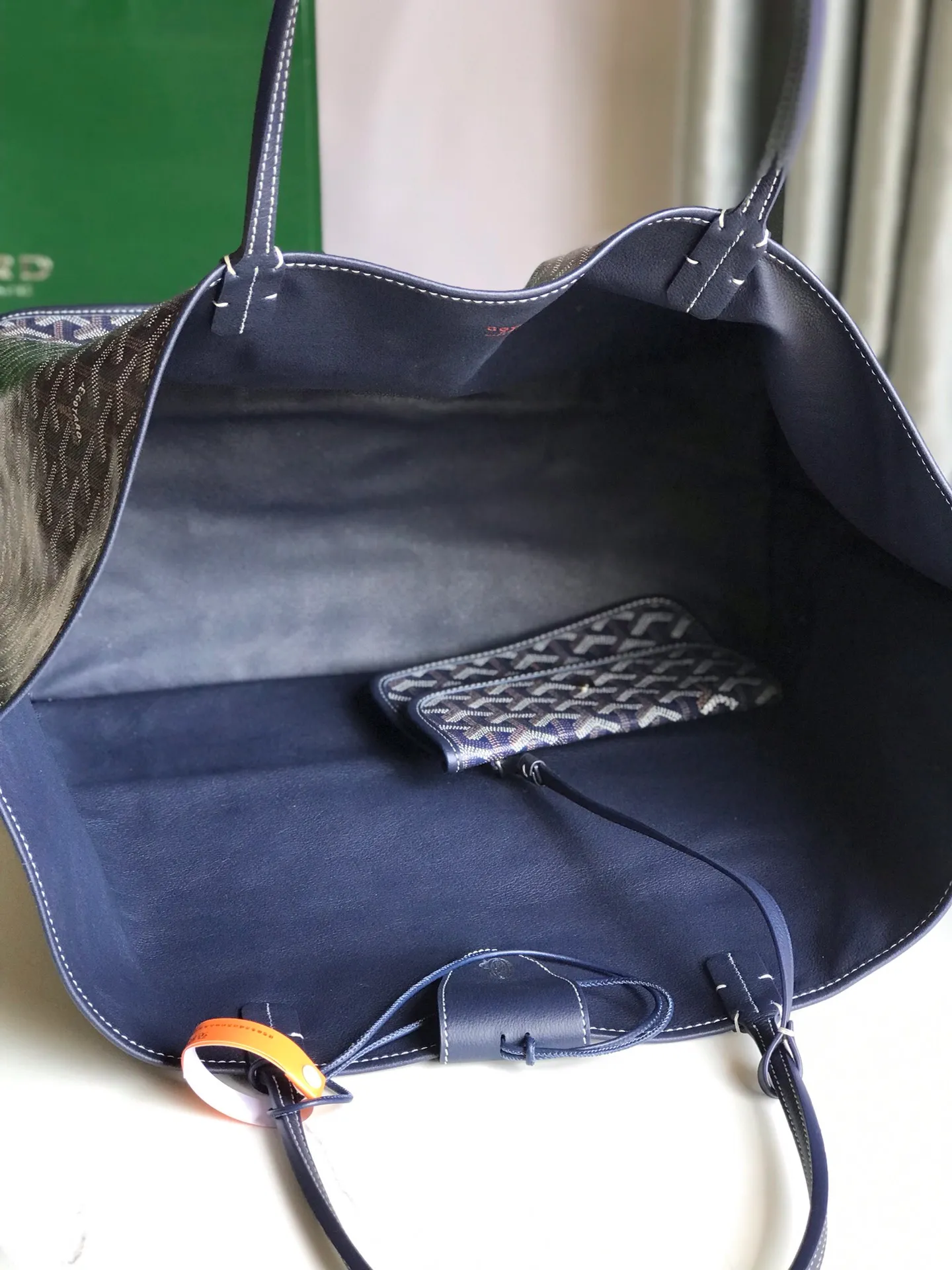 P1500 large size❤️Reversible Anjou double-sided tote❤️Made of imported matching top-layer calfskin🐂➕Customized Goyardine rain dew cotton and linen➕matching symmetrical pattern😘 Full of high-end sense, it looks good in any color and is versatile, unisex.👏 Extra large built-in space, delivery coin purse, upgraded delivery bag with sealing clip, classic 11 colors 🎨black, brown, gray, green, dark blue, light blue, orange, red, burgundy, white, yellow, etc. to choose from! Size: Bag mouth 57cm, bottom 39*height 32*bottom width 19cm 🔎020166