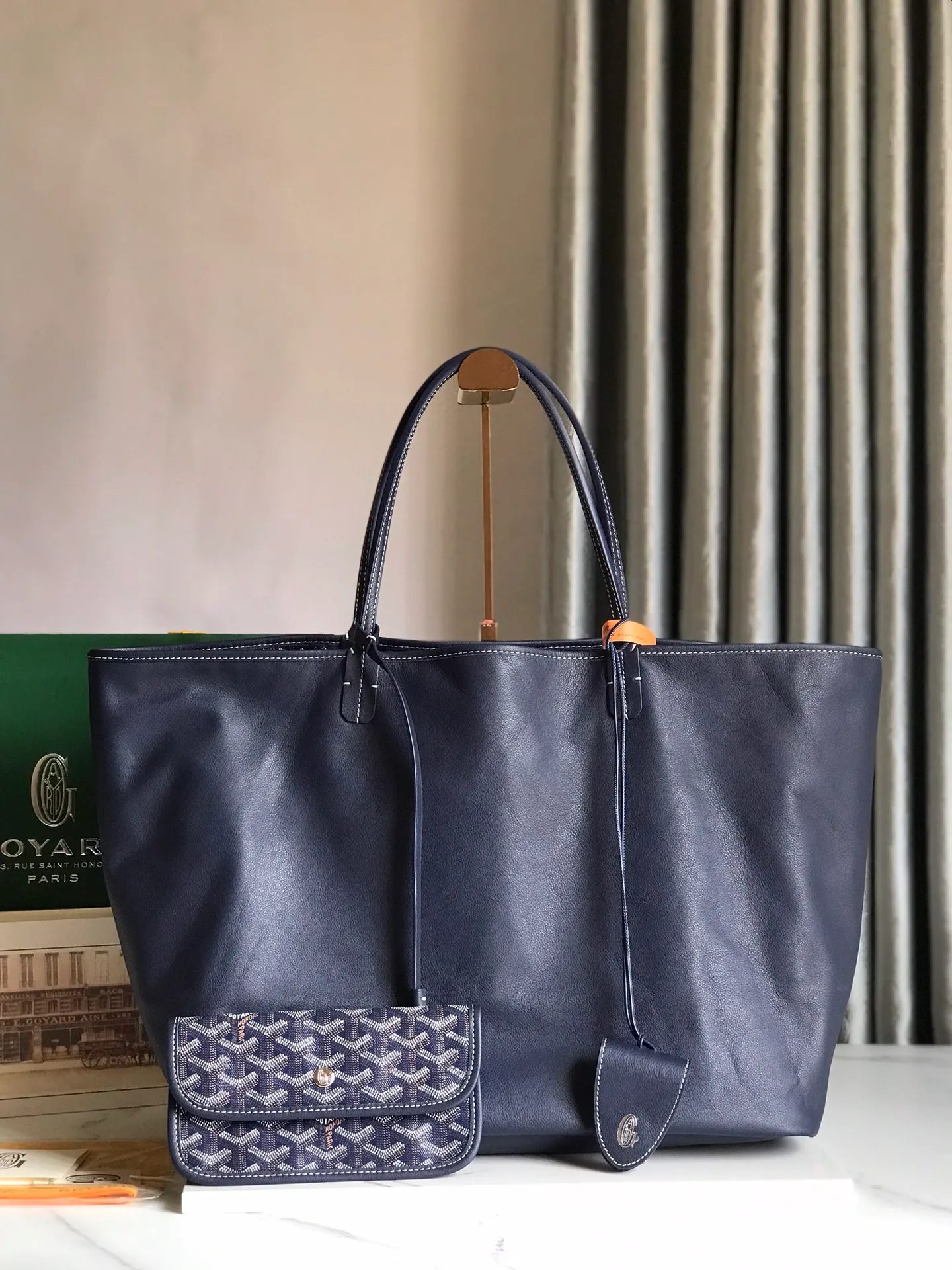 P1500 large size❤️Reversible Anjou double-sided tote❤️Made of imported matching top-layer calfskin🐂➕Customized Goyardine rain dew cotton and linen➕matching symmetrical pattern😘 Full of high-end sense, it looks good in any color and is versatile, unisex.👏 Extra large built-in space, delivery coin purse, upgraded delivery bag with sealing clip, classic 11 colors 🎨black, brown, gray, green, dark blue, light blue, orange, red, burgundy, white, yellow, etc. to choose from! Size: Bag mouth 57cm, bottom 39*height 32*bottom width 19cm 🔎020166