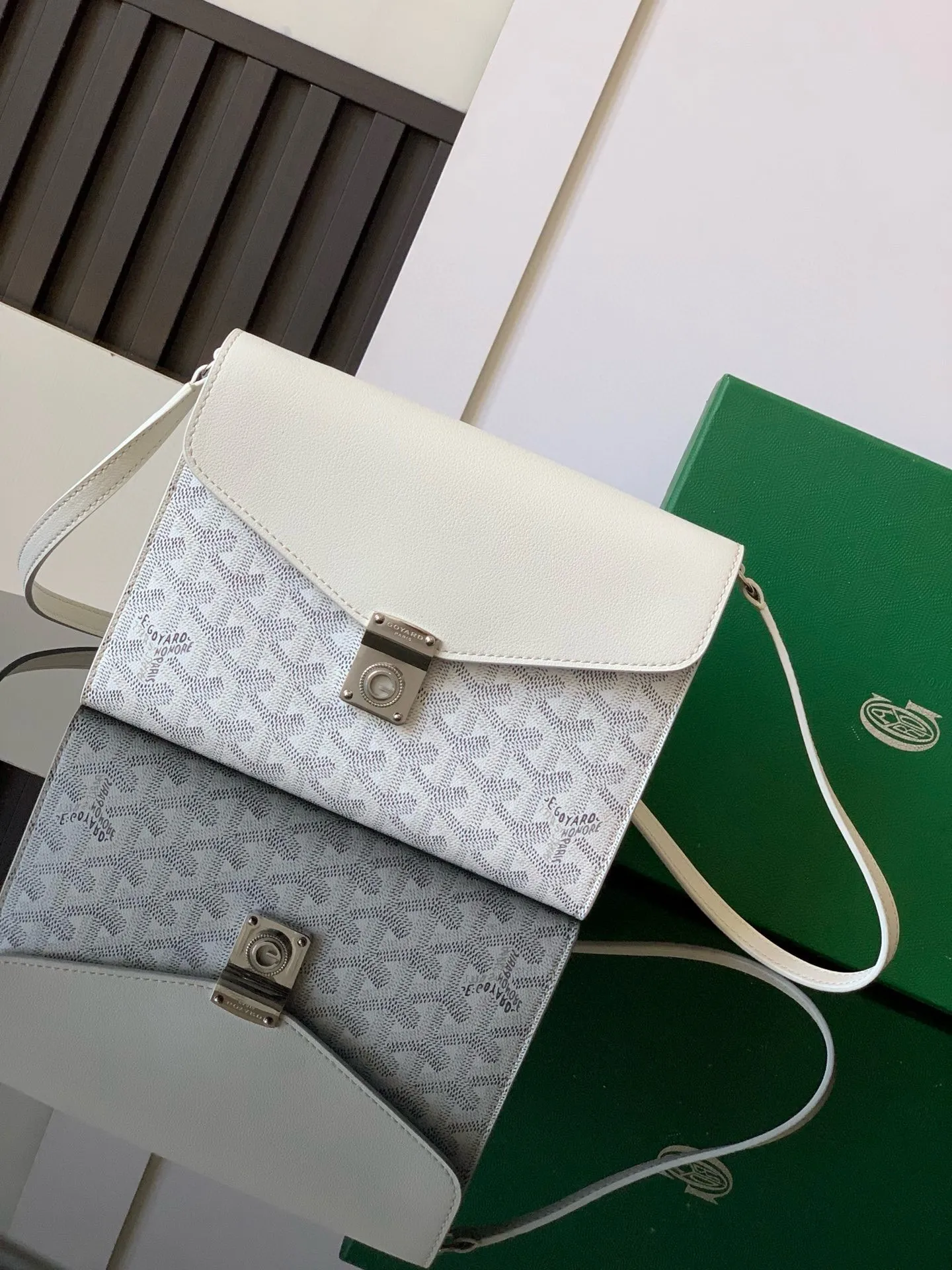 The design of the P1260 Chypre crossbody bag has the characteristics of a wallet and the concept of a handbag, which is both clever and practical. The bag has 6 card slots and a detachable and adjustable leather shoulder strap that can be worn on the shoulder, cross-body or hand-carried. 21 cm x 4 cm x 16 cm 🔎8063-White