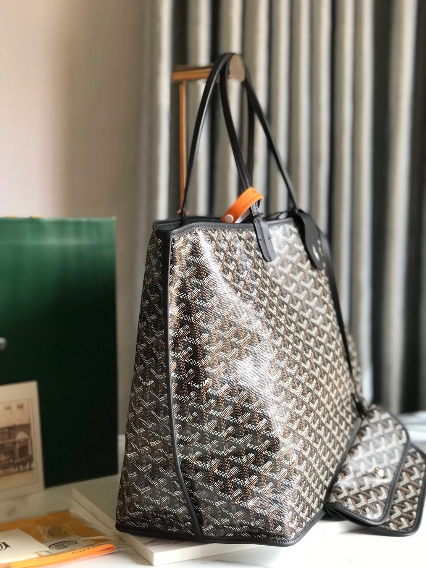 P1500 large size ❤️Reversible Anjou double-sided tote large size ❤️Made of imported matching top-layer calfskin🐂➕Customized Goyardine rain dew cotton and linen➕matching symmetrical pattern😘 Full of high-end sense, any color will look good on the upper body, versatile, unisex.👏 Extra large built-in space, delivery coin purse, upgraded delivery bag with sealing clip, classic 11 colors 🎨black, brown, gray, green, dark blue, light blue, orange, red, burgundy, white, yellow, etc. to choose from! Size: Bag mouth 57cm, bottom 39*height 32*bottom width 19cm 🔎020166