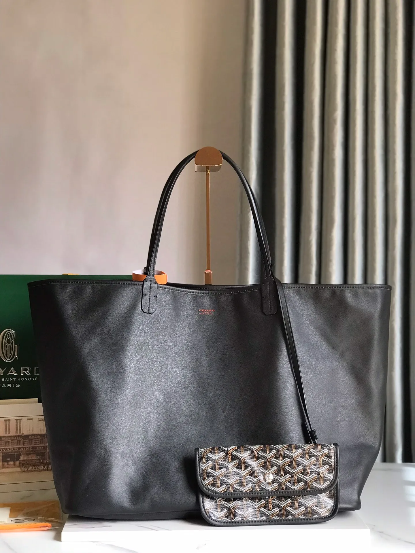 P1500 large size ❤️Reversible Anjou double-sided tote large size ❤️Made of imported matching top-layer calfskin🐂➕Customized Goyardine rain dew cotton and linen➕matching symmetrical pattern😘 Full of high-end sense, any color will look good on the upper body, versatile, unisex.👏 Extra large built-in space, delivery coin purse, upgraded delivery bag with sealing clip, classic 11 colors 🎨black, brown, gray, green, dark blue, light blue, orange, red, burgundy, white, yellow, etc. to choose from! Size: Bag mouth 57cm, bottom 39*height 32*bottom width 19cm 🔎020166