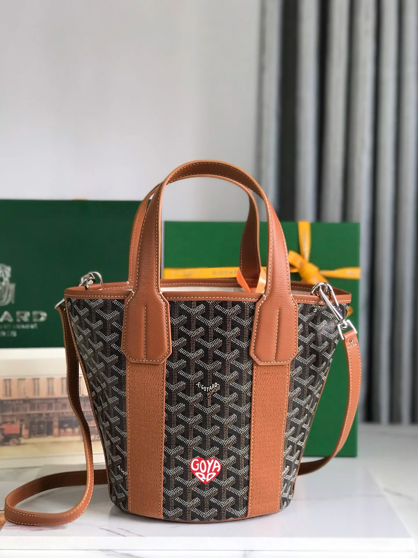 The 660💝BELHARRA small bag is the perfect companion for vacations in the sun. Its iconic bucket shape and large opening design make it easy to put in daily necessities. Whether on the beach or on the city road, this special edition bag can be easily carried by hand or carried on the shoulder. The calfskin leather shoulder strap is detachable. 11 classic colors are combined with two different hearts. The small love style makes the bag more unique and playful. The ribbon love style makes the bag more novel, soft and smart. Size: 18*14 (bottom width) *24 (height) 🔎120230