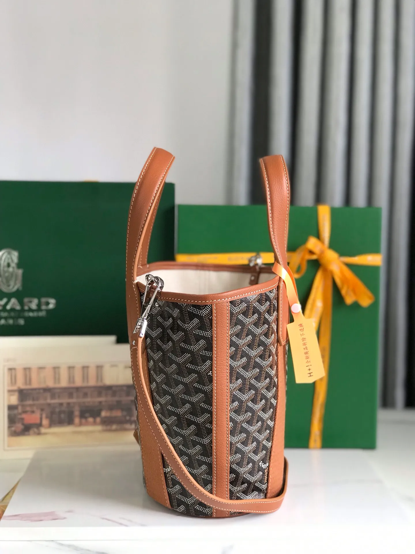 The 660💝BELHARRA small bag is the perfect companion for vacations in the sun. Its iconic bucket shape and large opening design make it easy to put in daily necessities. Whether on the beach or on the city road, this special edition bag can be easily carried by hand or carried on the shoulder. The calfskin leather shoulder strap is detachable. 11 classic colors are combined with two different hearts. The small love style makes the bag more unique and playful. The ribbon love style makes the bag more novel, soft and smart. Size: 18*14 (bottom width) *24 (height) 🔎120230