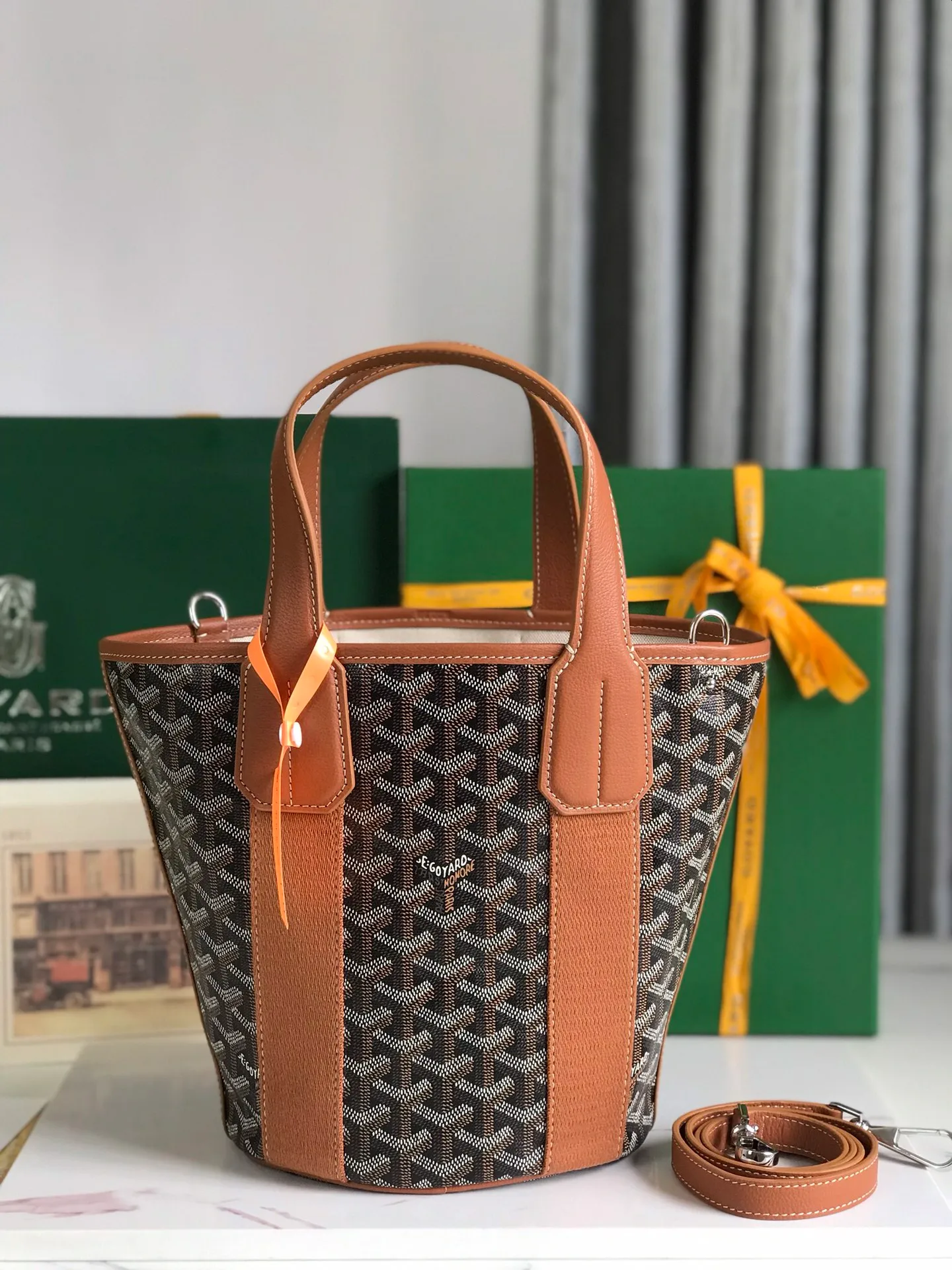 The 660💝BELHARRA small bag is the perfect companion for vacations in the sun. Its iconic bucket shape and large opening design make it easy to put in daily necessities. Whether on the beach or on the city road, this special edition bag can be easily carried by hand or carried on the shoulder. The calfskin leather shoulder strap is detachable. 11 classic colors are combined with two different hearts. The small love style makes the bag more unique and playful. The ribbon love style makes the bag more novel, soft and smart. Size: 18*14 (bottom width) *24 (height) 🔎120230