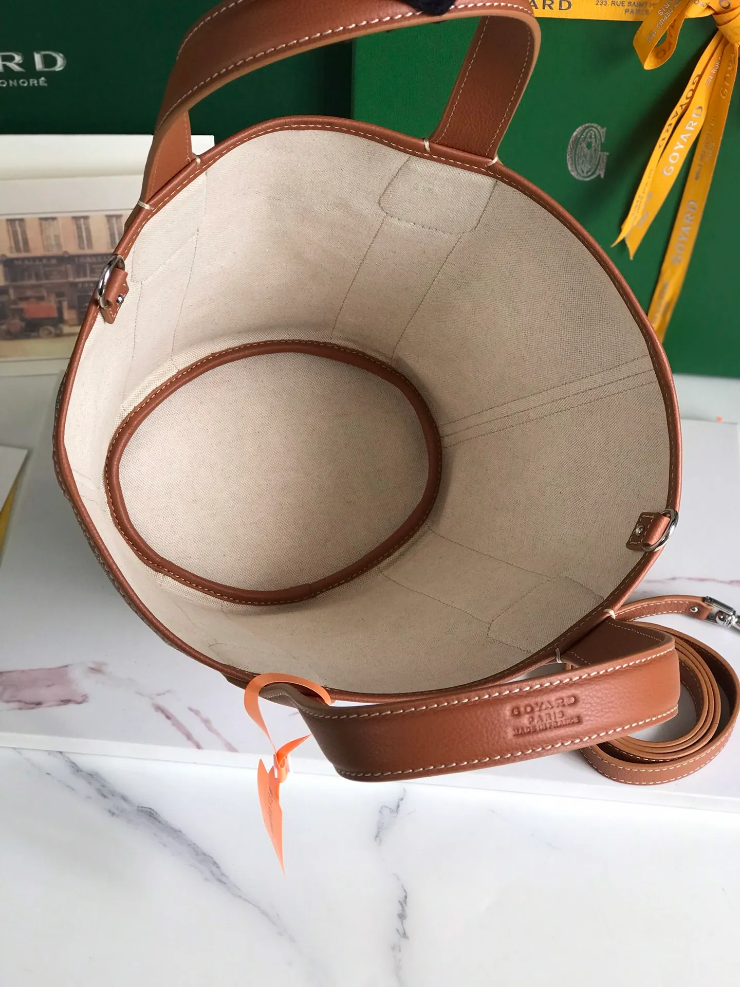 The 660💝BELHARRA small bag is the perfect companion for vacations in the sun. Its iconic bucket shape and large opening design make it easy to put in daily necessities. Whether on the beach or on the city road, this special edition bag can be easily carried by hand or carried on the shoulder. The calfskin leather shoulder strap is detachable. 11 classic colors are combined with two different hearts. The small love style makes the bag more unique and playful. The ribbon love style makes the bag more novel, soft and smart. Size: 18*14 (bottom width) *24 (height) 🔎120230