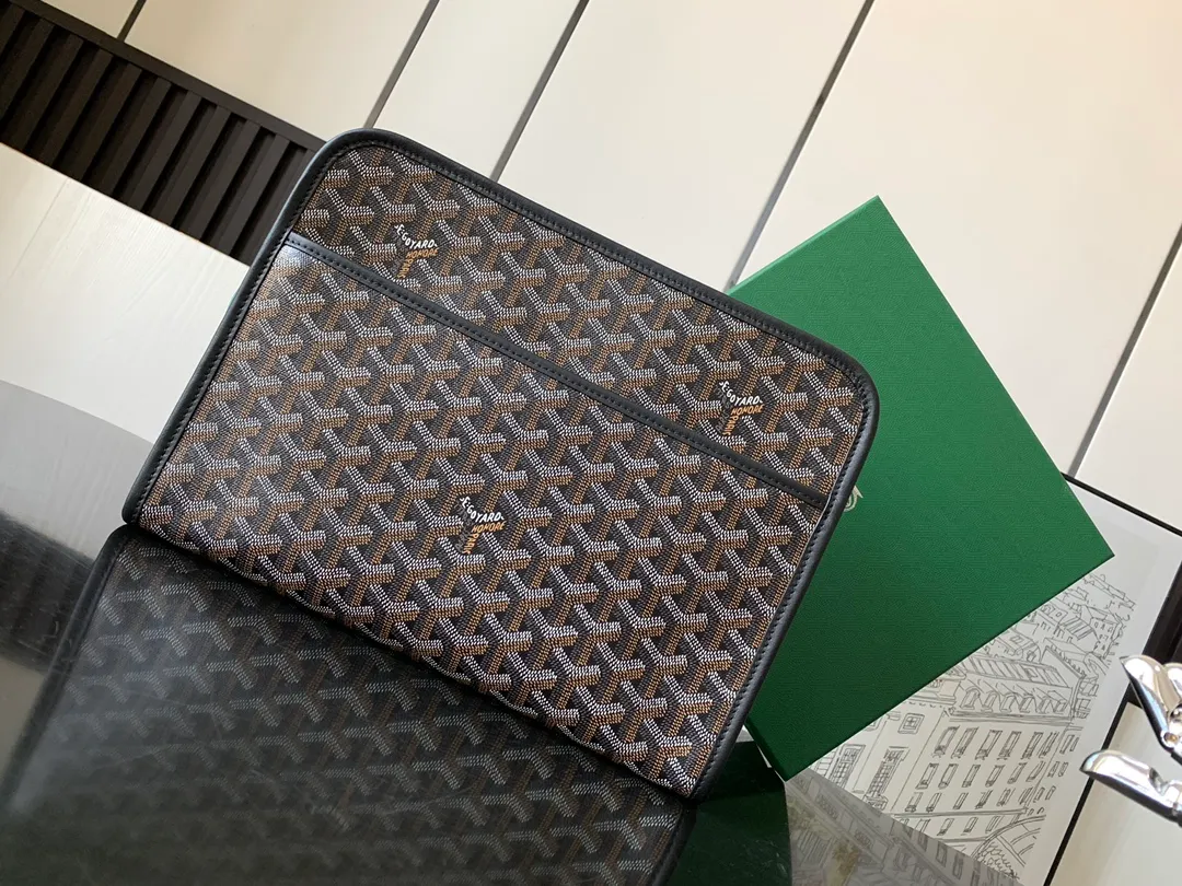 The P980 Jouvence Large Toiletries Bag is designed to be very practical, allowing the contents to be placed upright to avoid any spillage of liquids. Its waterproof cotton lining is easy to clean and you can hang it anywhere with its exterior hanging loop.   23 cm x 7.5 cm x 29.5 cm 🔎020206-Black