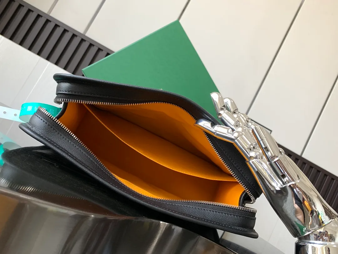 The P980 Jouvence Large Toiletries Bag is designed to be very practical, allowing the contents to be placed upright to avoid any spillage of liquids. Its waterproof cotton lining is easy to clean and you can hang it anywhere with its exterior hanging loop.   23 cm x 7.5 cm x 29.5 cm 🔎020206-Black