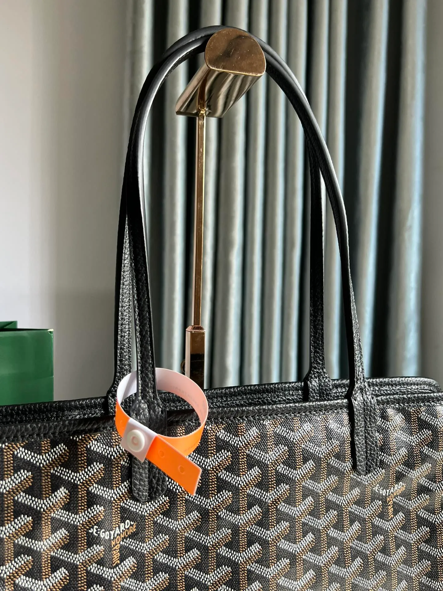 p1700 💝Hardy small commuter bag is back again. The Hardy bag has canceled the cat head design on one side of the old version, and has been upgraded to become our daily portable commuter bag. It is full of French elegance and more ladylike. The zippered version is more secure and secretive, has large capacity and is lightweight. 🉑️Foldable, it comes with a small purse inside, and the removable pad can maintain the bottom shape even when computer files are placed. It is the best choice for commuting or mommy bags. Size: 40cm×17cm×31cm 020176