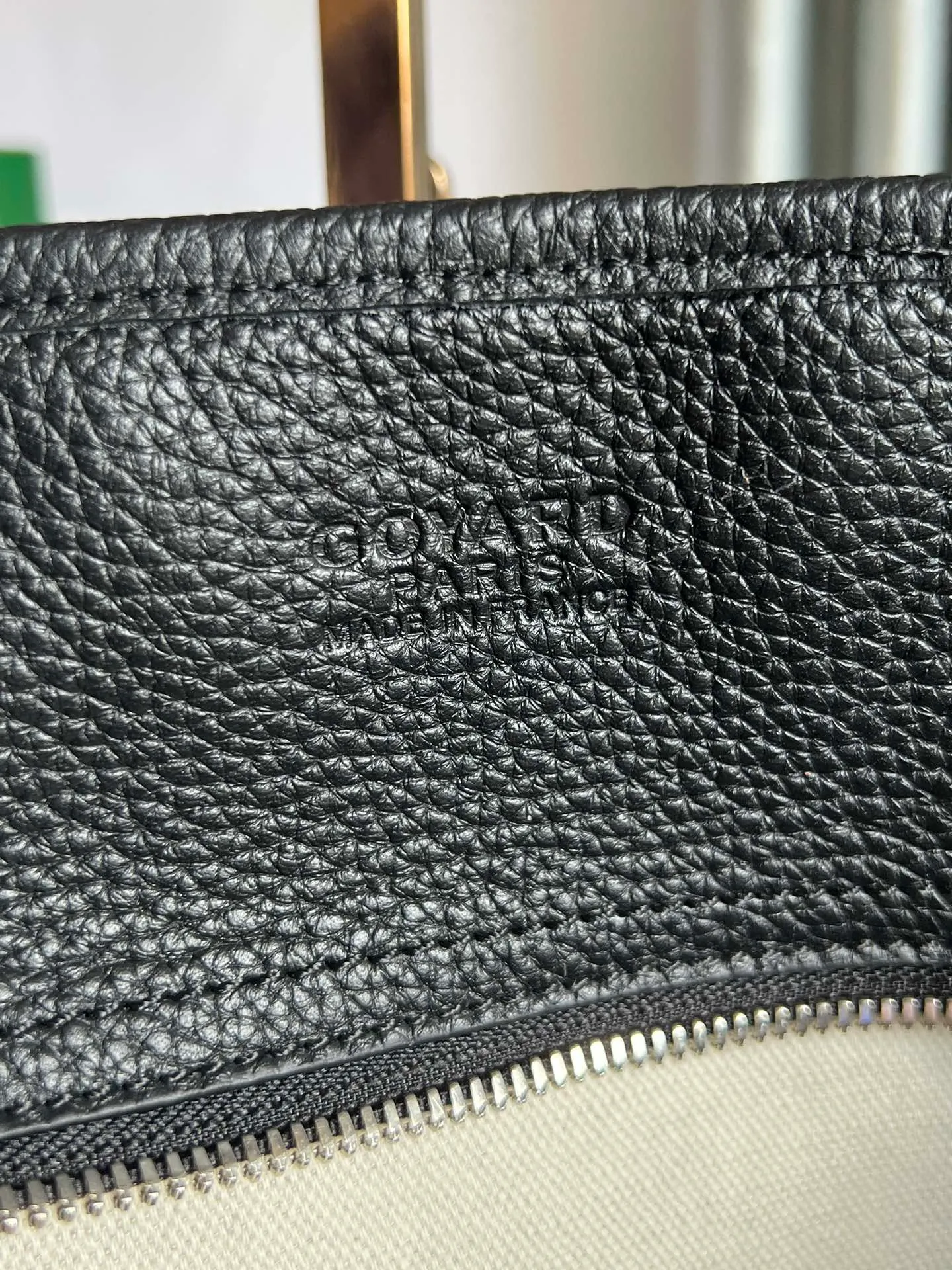 p1700 💝Hardy small commuter bag is back again. The Hardy bag has canceled the cat head design on one side of the old version, and has been upgraded to become our daily portable commuter bag. It is full of French elegance and more ladylike. The zippered version is more secure and secretive, has large capacity and is lightweight. 🉑️Foldable, it comes with a small purse inside, and the removable pad can maintain the bottom shape even when computer files are placed. It is the best choice for commuting or mommy bags. Size: 40cm×17cm×31cm 020176