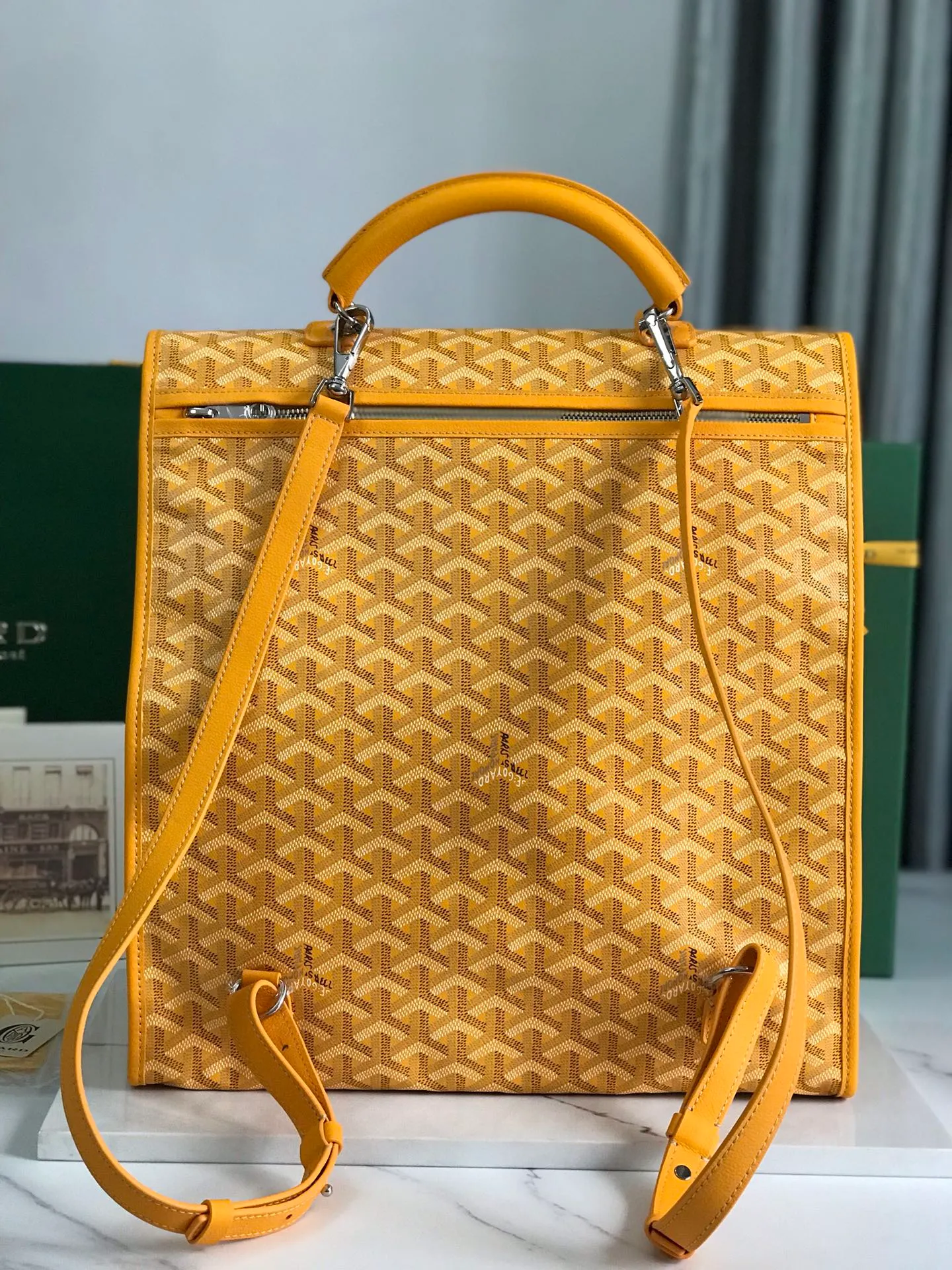 720❤️Goyard Saint Leger folding backpack The Saint Leger bag follows Goyard's consistent principles of modular design and functionality. It has a large internal space and is equipped with a detachable and adjustable shoulder strap. It can be cleverly converted into a briefcase or backpack. It is an indispensable and excellent companion for daily travel❤️ Size: 33*35*16cm 🔎: 020318/020191