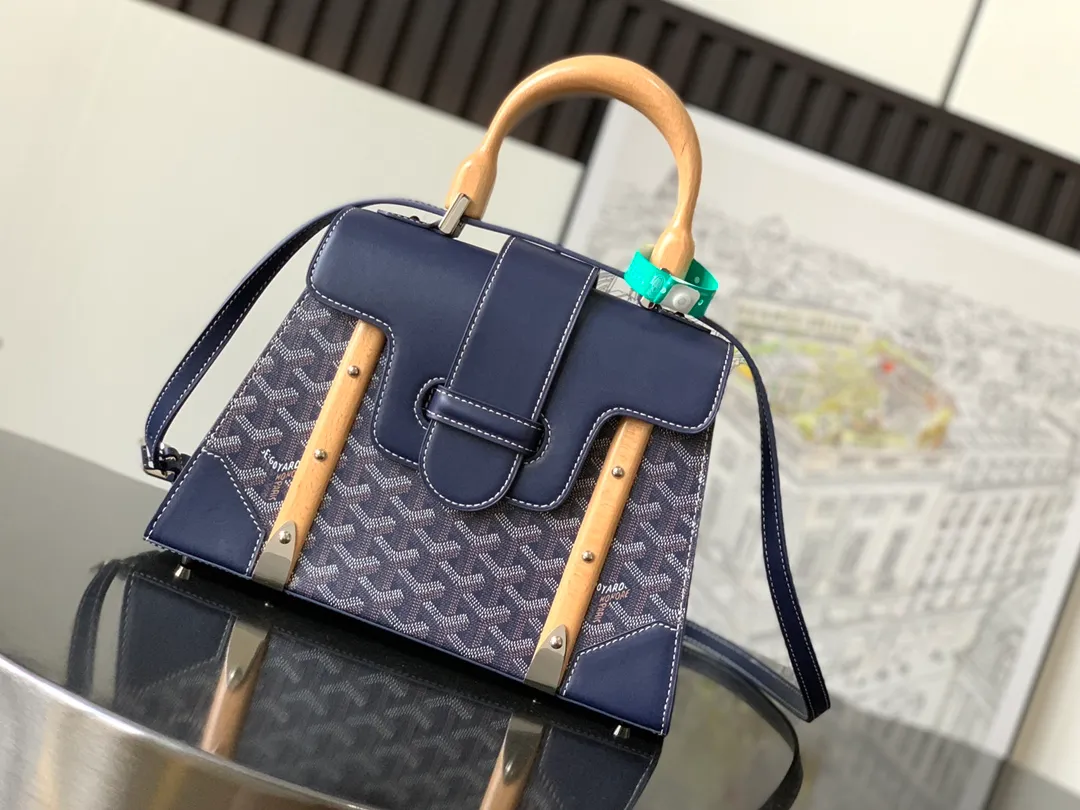 P1700, original Saïgon bag is one of the signature pieces of the House of Goyard, embodying all the characteristic elements of the brand’s boxmaking craftsmanship, such as wood, strips, leather corners and box-making nails. The Saigon Small Bag features a structured design and a removable shoulder strap for a chic and elegant look.  20 cm x 12 cm x 28 cm 🔎LAR 020186-Dark Blue