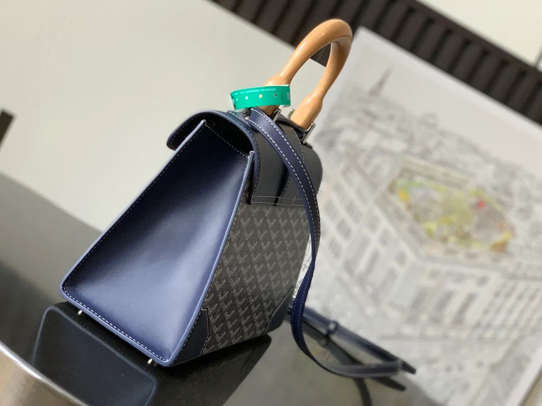 P1700, original Saïgon bag is one of the signature pieces of the House of Goyard, embodying all the characteristic elements of the brand’s boxmaking craftsmanship, such as wood, strips, leather corners and box-making nails. The Saigon Small Bag features a structured design and a removable shoulder strap for a chic and elegant look.  20 cm x 12 cm x 28 cm 🔎LAR 020186-Dark Blue