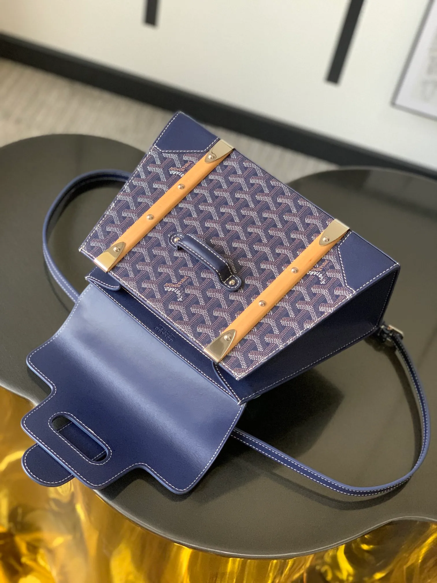 P1700, original Saïgon bag is one of the signature pieces of the House of Goyard, embodying all the characteristic elements of the brand’s boxmaking craftsmanship, such as wood, strips, leather corners and box-making nails. The Saigon Small Bag features a structured design and a removable shoulder strap for a chic and elegant look.  20 cm x 12 cm x 28 cm 🔎LAR 020186-Dark Blue
