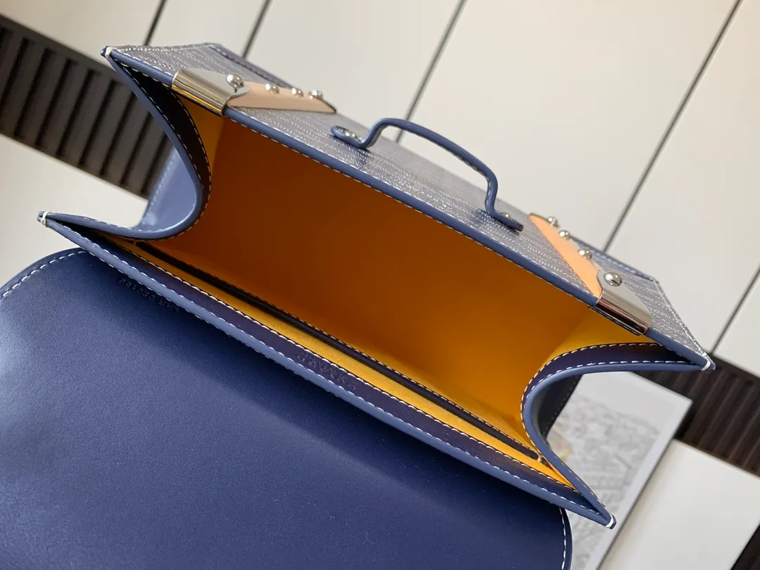 P1700, original Saïgon bag is one of the signature pieces of the House of Goyard, embodying all the characteristic elements of the brand’s boxmaking craftsmanship, such as wood, strips, leather corners and box-making nails. The Saigon Small Bag features a structured design and a removable shoulder strap for a chic and elegant look.  20 cm x 12 cm x 28 cm 🔎LAR 020186-Dark Blue