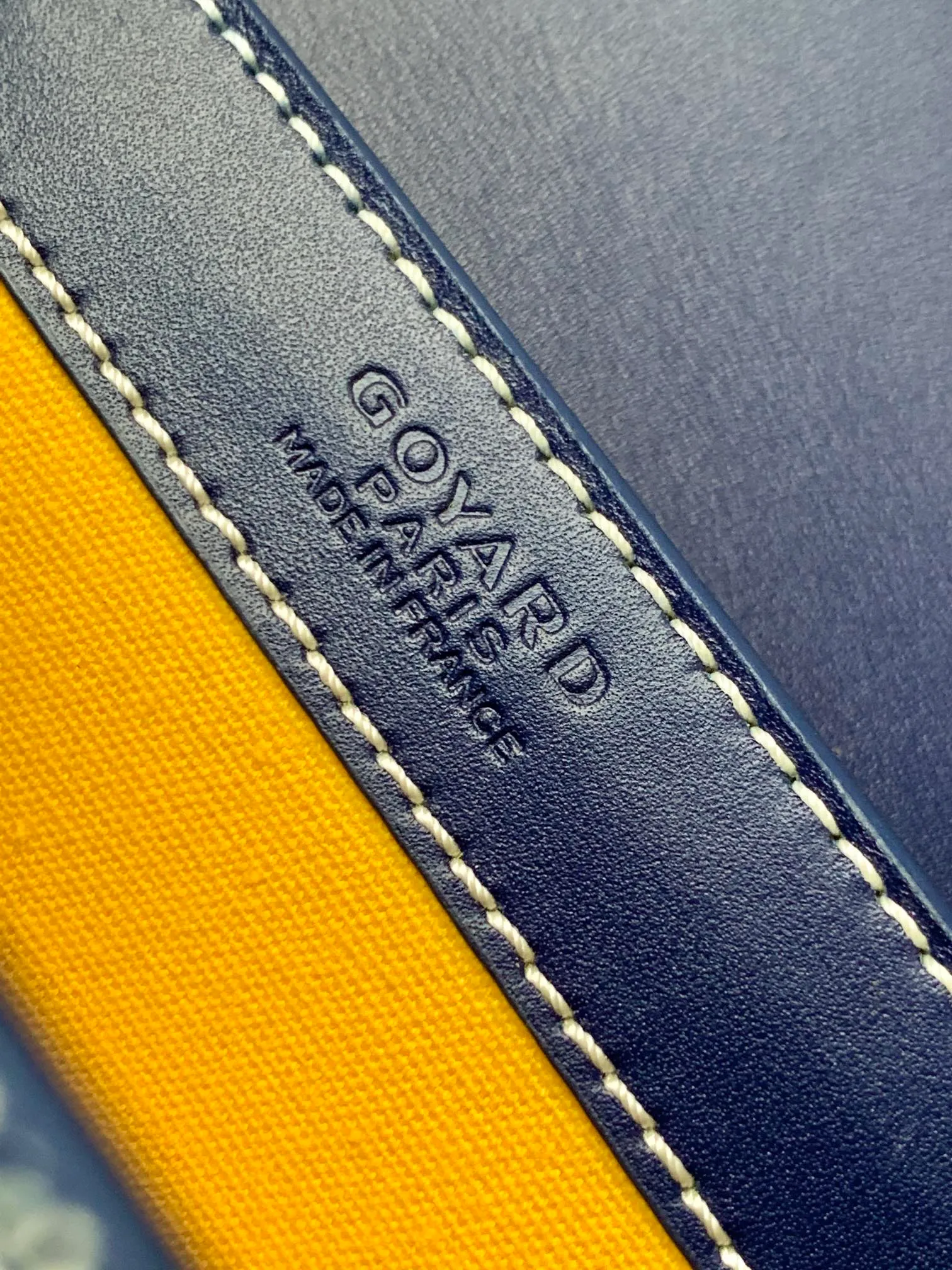 P1700, original Saïgon bag is one of the signature pieces of the House of Goyard, embodying all the characteristic elements of the brand’s boxmaking craftsmanship, such as wood, strips, leather corners and box-making nails. The Saigon Small Bag features a structured design and a removable shoulder strap for a chic and elegant look.  20 cm x 12 cm x 28 cm 🔎LAR 020186-Dark Blue