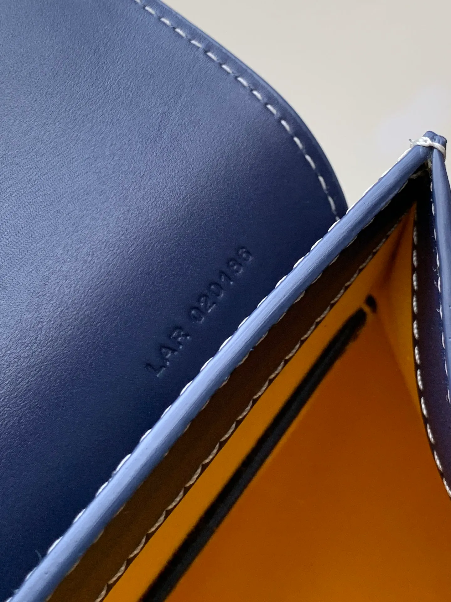 P1700, original Saïgon bag is one of the signature pieces of the House of Goyard, embodying all the characteristic elements of the brand’s boxmaking craftsmanship, such as wood, strips, leather corners and box-making nails. The Saigon Small Bag features a structured design and a removable shoulder strap for a chic and elegant look.  20 cm x 12 cm x 28 cm 🔎LAR 020186-Dark Blue