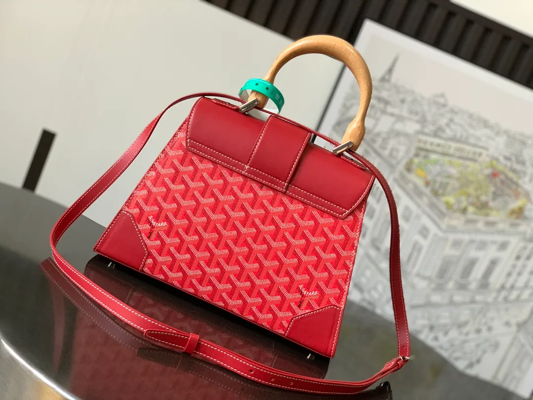 The P1700 original Saïgon bag is one of the signature pieces of the House of Goyard, embodying all the characteristic elements of the brand's boxmaking craftsmanship, such as wood, strips, leather corners and box-making nails. The Saigon Small Bag features a structured design and a removable shoulder strap for a chic and elegant look.  20 cm x 12 cm x 28 cm 🔎LAR 020186-Big Red