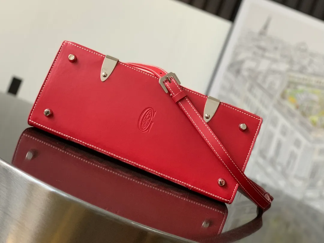 The P1700 original Saïgon bag is one of the signature pieces of the House of Goyard, embodying all the characteristic elements of the brand's boxmaking craftsmanship, such as wood, strips, leather corners and box-making nails. The Saigon Small Bag features a structured design and a removable shoulder strap for a chic and elegant look.  20 cm x 12 cm x 28 cm 🔎LAR 020186-Big Red
