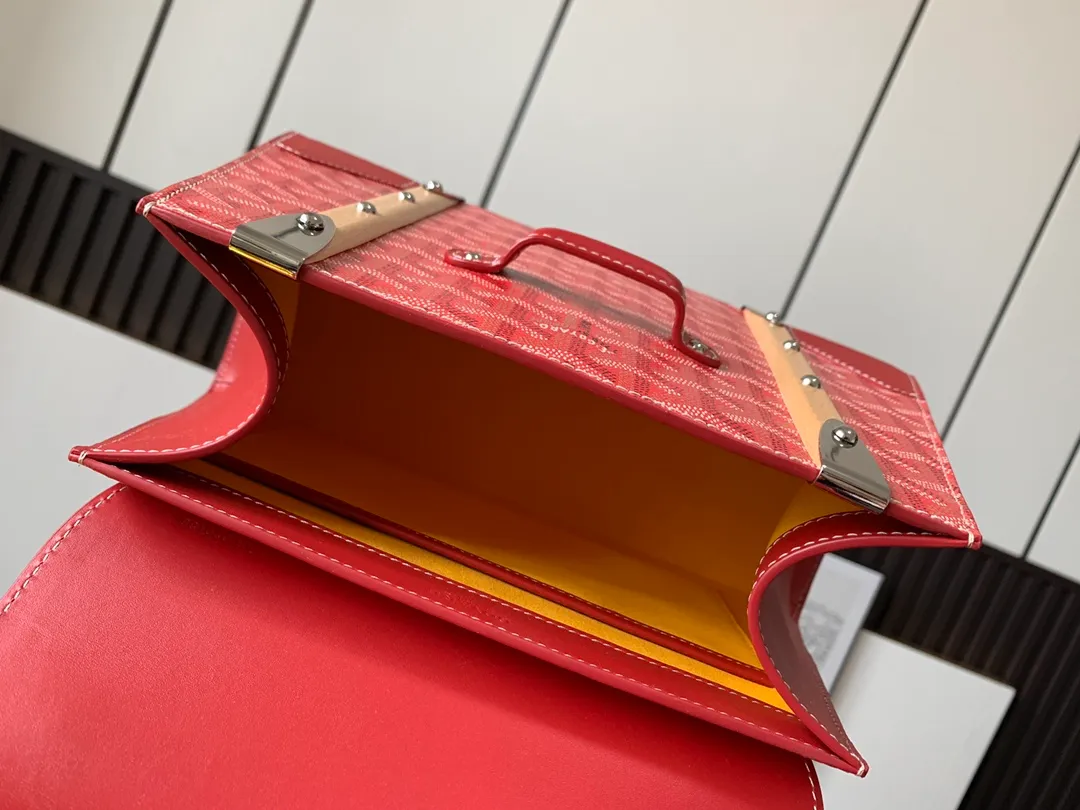 The P1700 original Saïgon bag is one of the signature pieces of the House of Goyard, embodying all the characteristic elements of the brand's boxmaking craftsmanship, such as wood, strips, leather corners and box-making nails. The Saigon Small Bag features a structured design and a removable shoulder strap for a chic and elegant look.  20 cm x 12 cm x 28 cm 🔎LAR 020186-Big Red