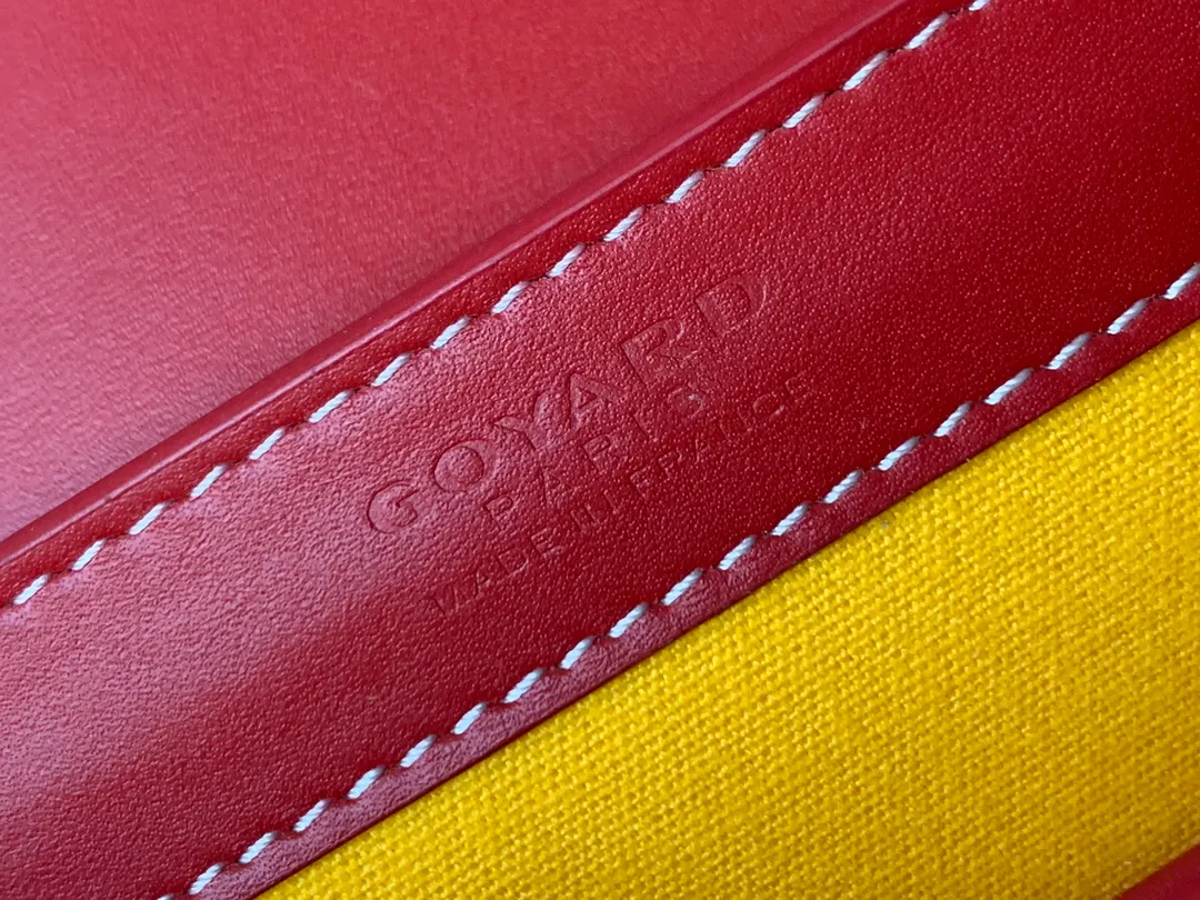 The P1700 original Saïgon bag is one of the signature pieces of the House of Goyard, embodying all the characteristic elements of the brand's boxmaking craftsmanship, such as wood, strips, leather corners and box-making nails. The Saigon Small Bag features a structured design and a removable shoulder strap for a chic and elegant look.  20 cm x 12 cm x 28 cm 🔎LAR 020186-Big Red