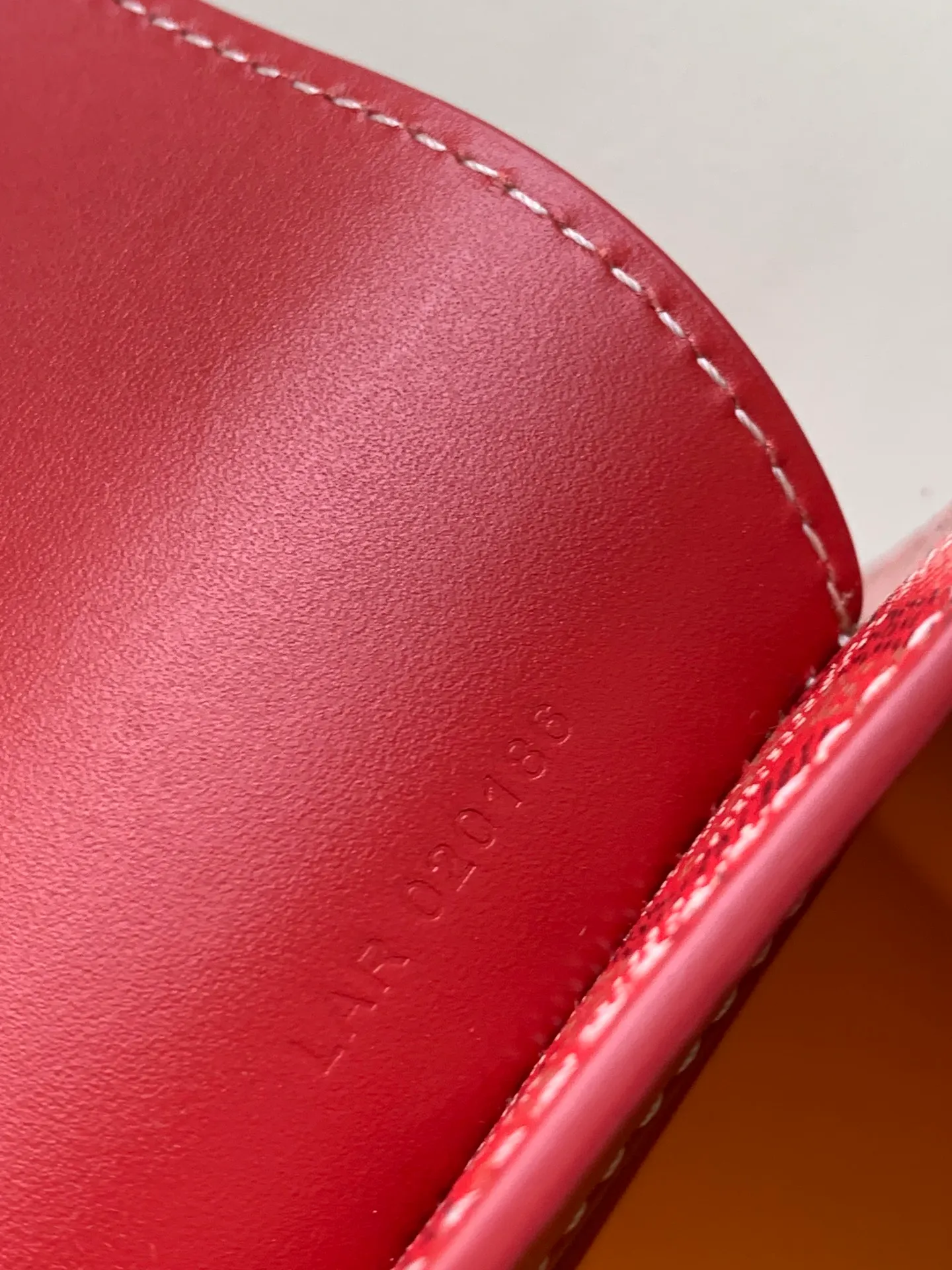 The P1700 original Saïgon bag is one of the signature pieces of the House of Goyard, embodying all the characteristic elements of the brand's boxmaking craftsmanship, such as wood, strips, leather corners and box-making nails. The Saigon Small Bag features a structured design and a removable shoulder strap for a chic and elegant look.  20 cm x 12 cm x 28 cm 🔎LAR 020186-Big Red